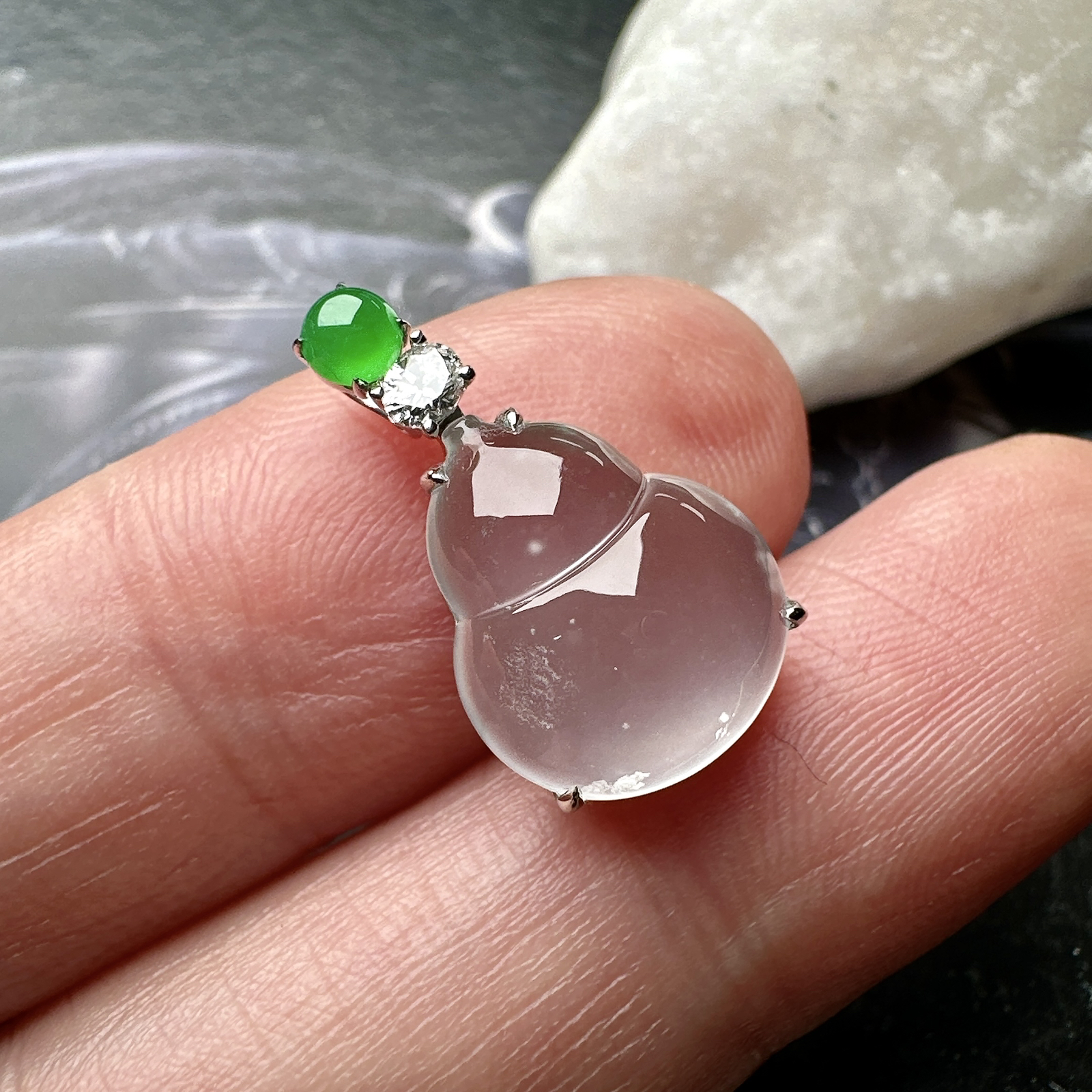 【玻璃种葫芦吊坠】质地细腻清爽，荧光感强烈，起刚光强烈，18K金钻镶嵌，裸石尺寸13.4*11.1*5.1毫米