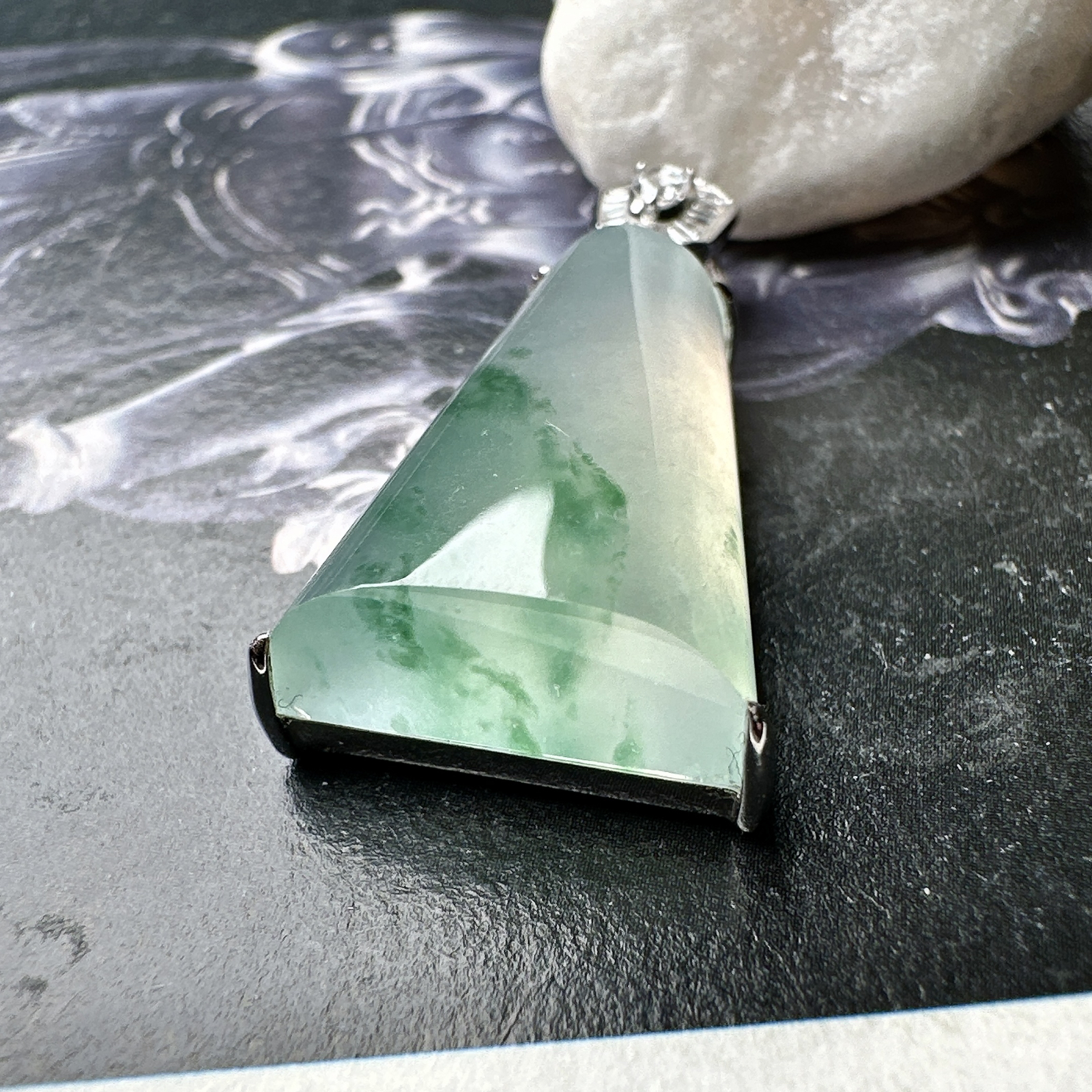 【冰种飘花无事柱】精品，种水上乘，通透闪亮，晶莹剔透。18K金钻镶嵌，裸石尺寸19.8*14.7*7.2毫米