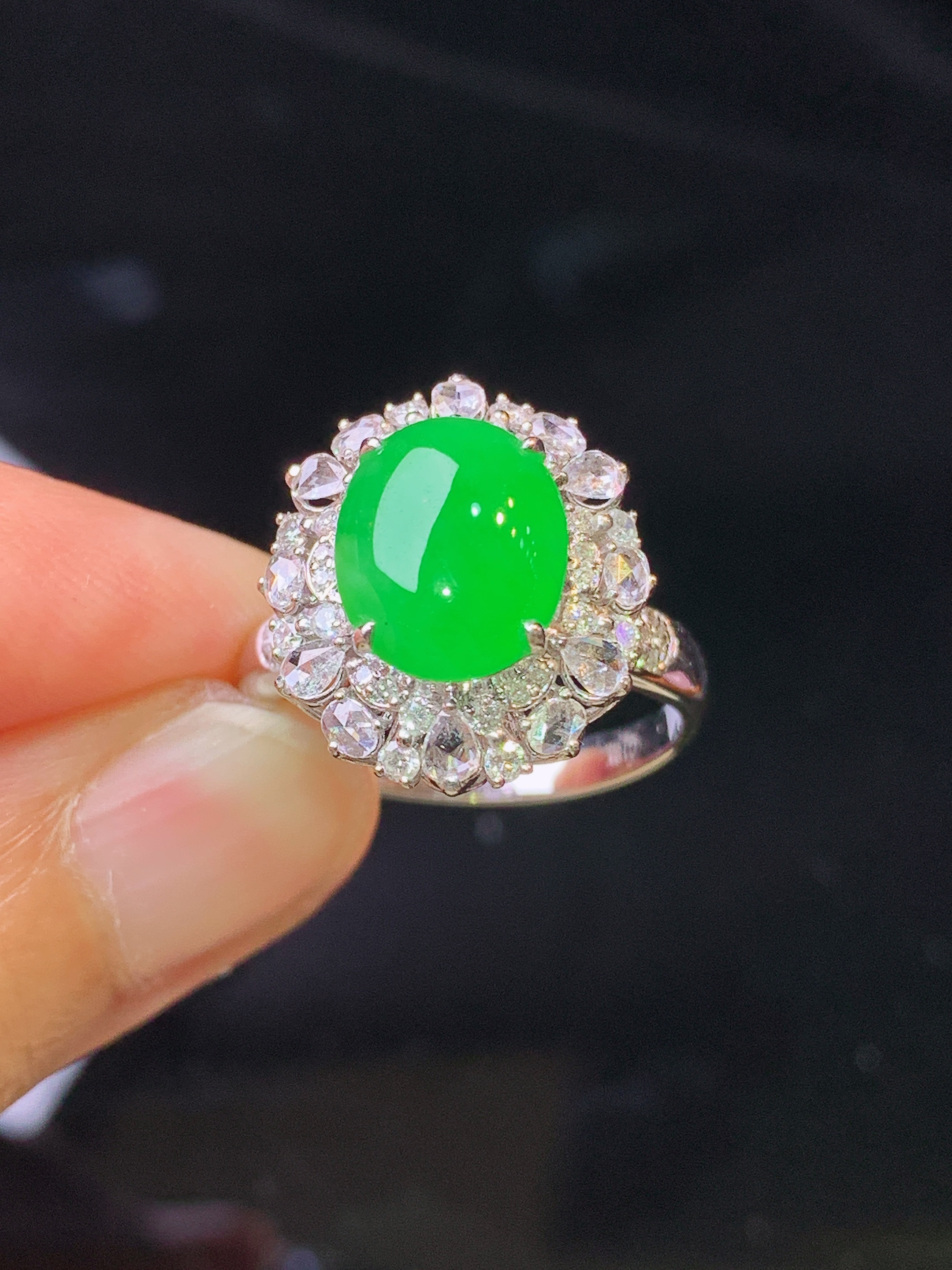 18k金钻镶嵌满绿蛋面戒指 玉质细腻 色泽艳丽 圈口14 整体尺寸16.8*14.6*9.8