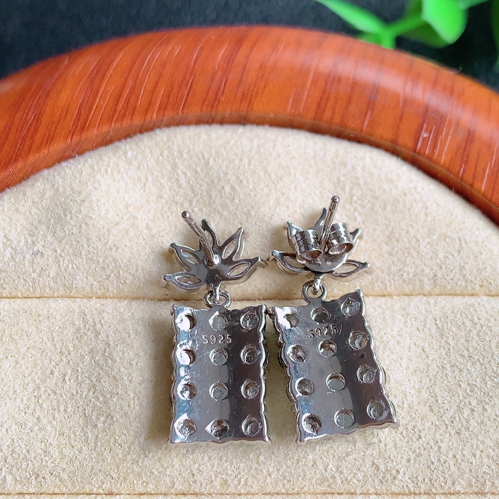 冰透满绿翡翠耳坠，自然光实拍，翠色灵动，颜色漂亮，种老水足，品相佳，佩戴佳品！W815.9  取一尺寸：22.3-8.8-3mm  裸石尺寸：2.5mm