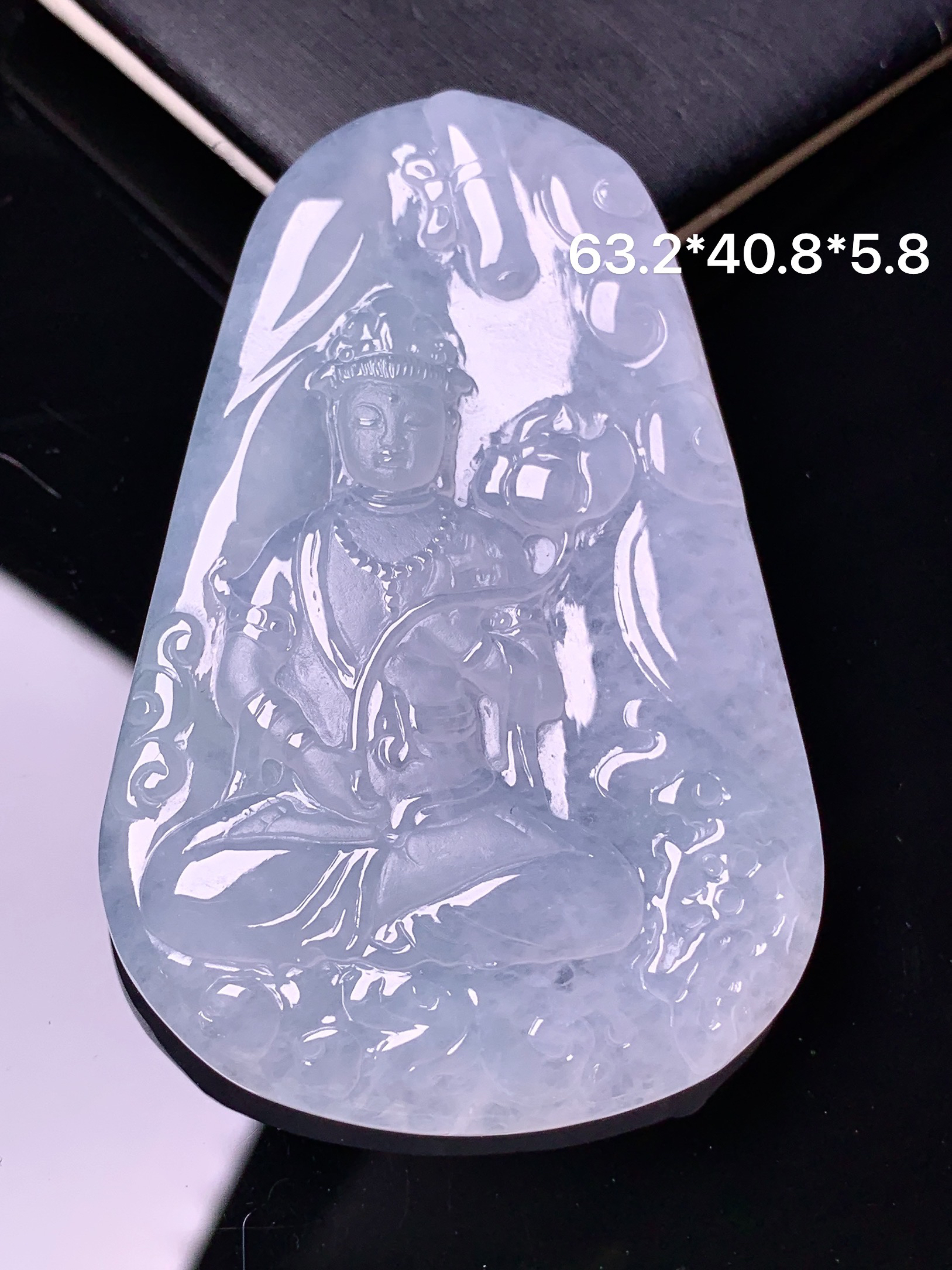 冰种观音菩萨吊坠 玉质细腻 色泽艳丽清新 水润亮眼 整体尺寸63.2*40.8*5.8d1