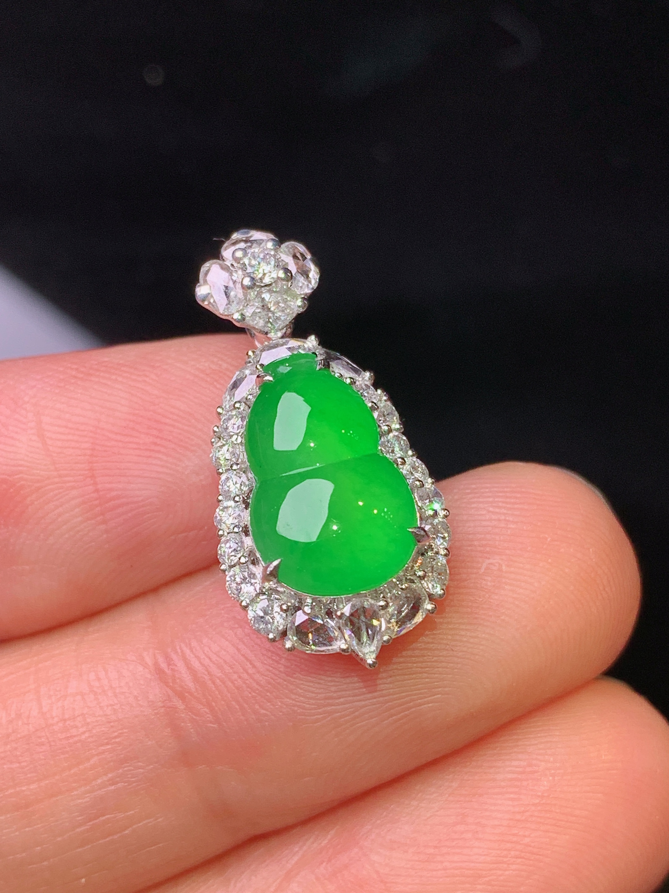 18k金钻镶嵌满绿葫芦吊坠 玉质细腻 色泽艳丽 整体尺寸23.3*11.3*8.8t2