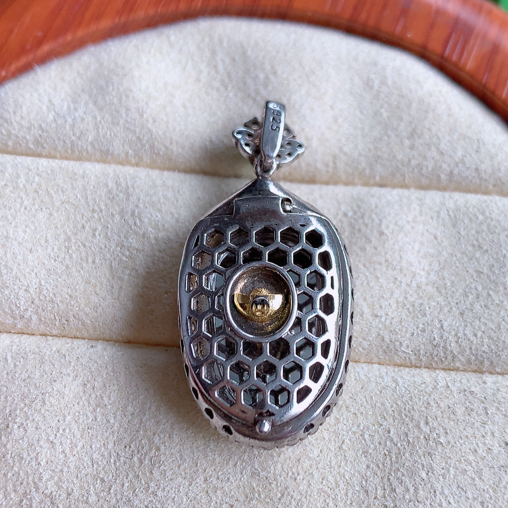 精美925银镶冰润满绿金枝玉叶翡翠吊坠  老种起胶感  飘花灵动  寓意“金枝玉叶，大业有成，一夜成名”  饱满大气，水润通透。W481.9 整体尺寸： 33-16-7.8mm   裸石尺寸：18-12mm