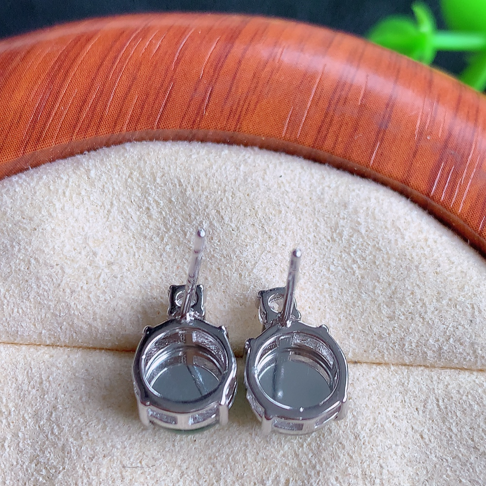 冰透满绿翡翠耳坠，自然光实拍，翠色灵动，颜色漂亮，种老水足，品相佳，佩戴佳品！W481.9  取一尺寸：11.5-8-5mm  裸石尺寸：8mm