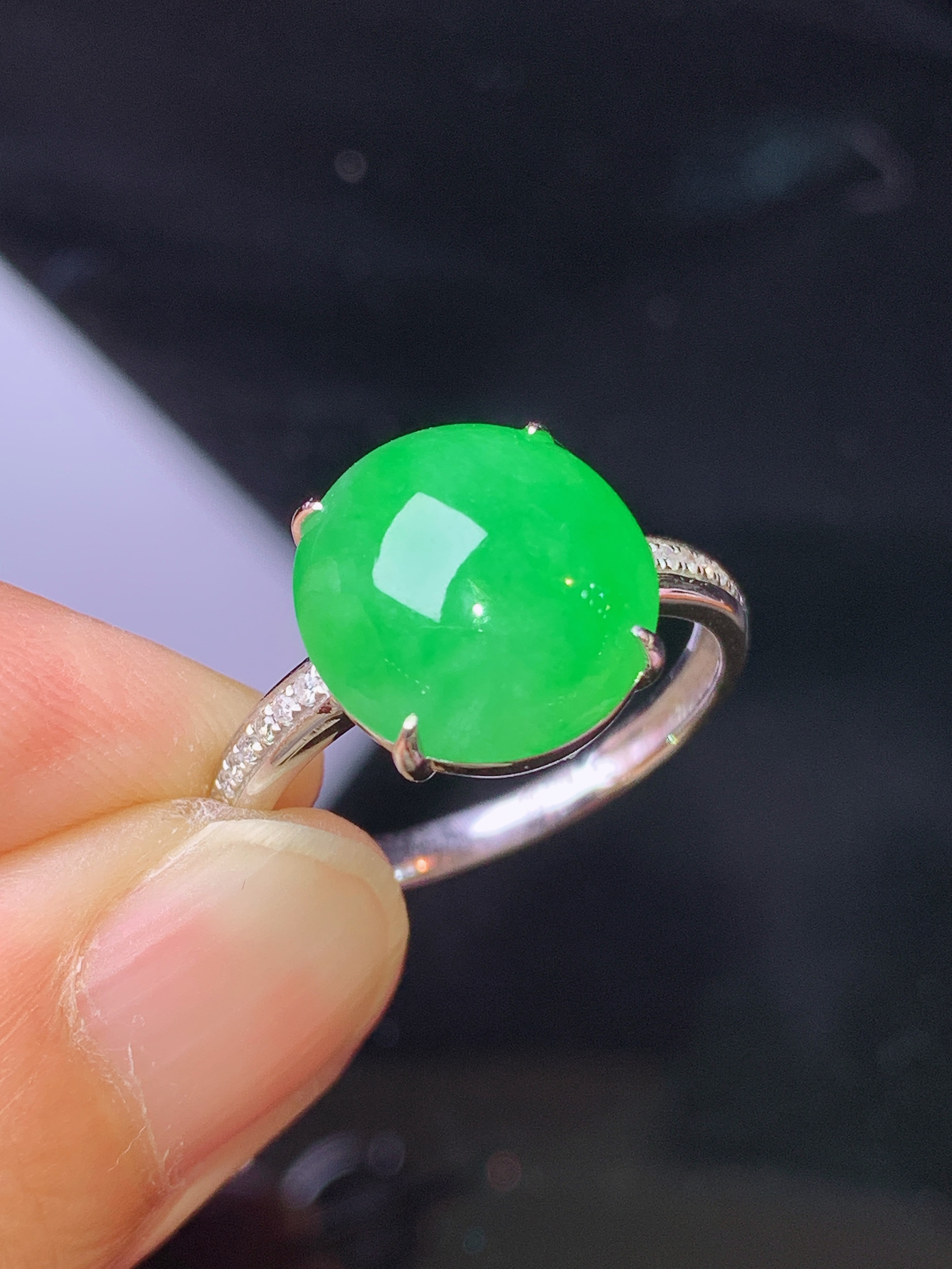 18k金钻镶嵌翠绿蛋面戒指 玉质细腻 色泽艳丽 圈口15 整体尺寸11.8*11*4y1