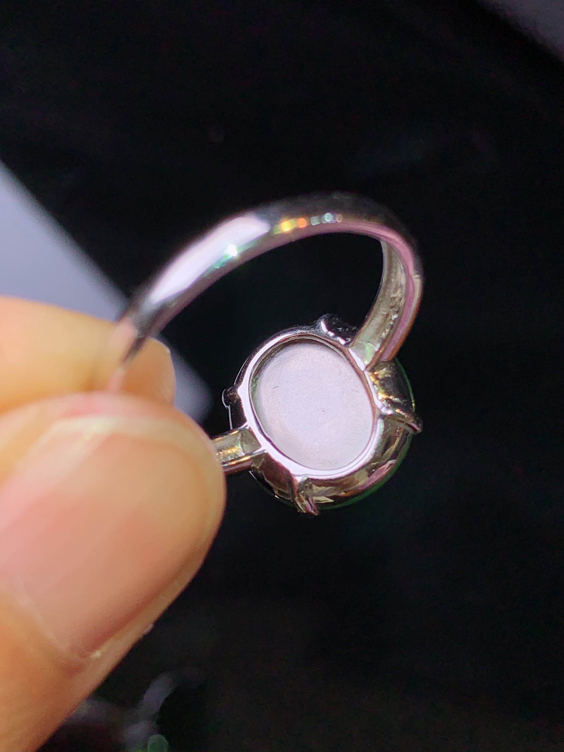 18k金钻镶嵌翠绿蛋面戒指 玉质细腻 色泽艳丽 圈口15 整体尺寸11.8*11*4y1