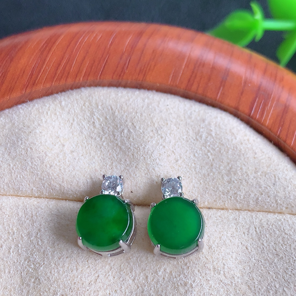 冰透满绿翡翠耳坠，自然光实拍，翠色灵动，颜色漂亮，种老水足，品相佳，佩戴佳品！W481.9  取一尺