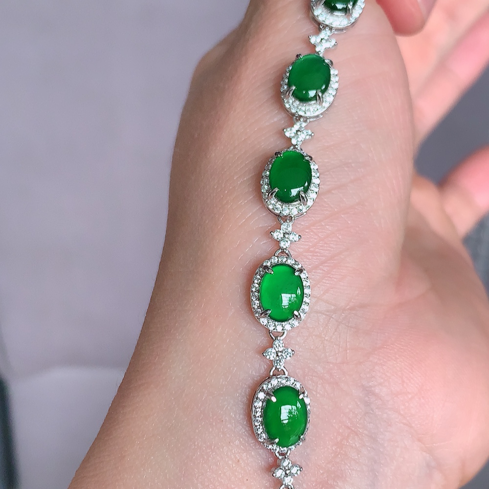 冰润翡翠满绿蛋面手链，水水润润，珠圆玉润，颜色鲜艳，妙明清净，清秀高雅，佩戴效果优雅迷人！性价比超值 W815.9  取一尺寸：10-8-5.3mm  裸石尺寸：7.7-5.7mm