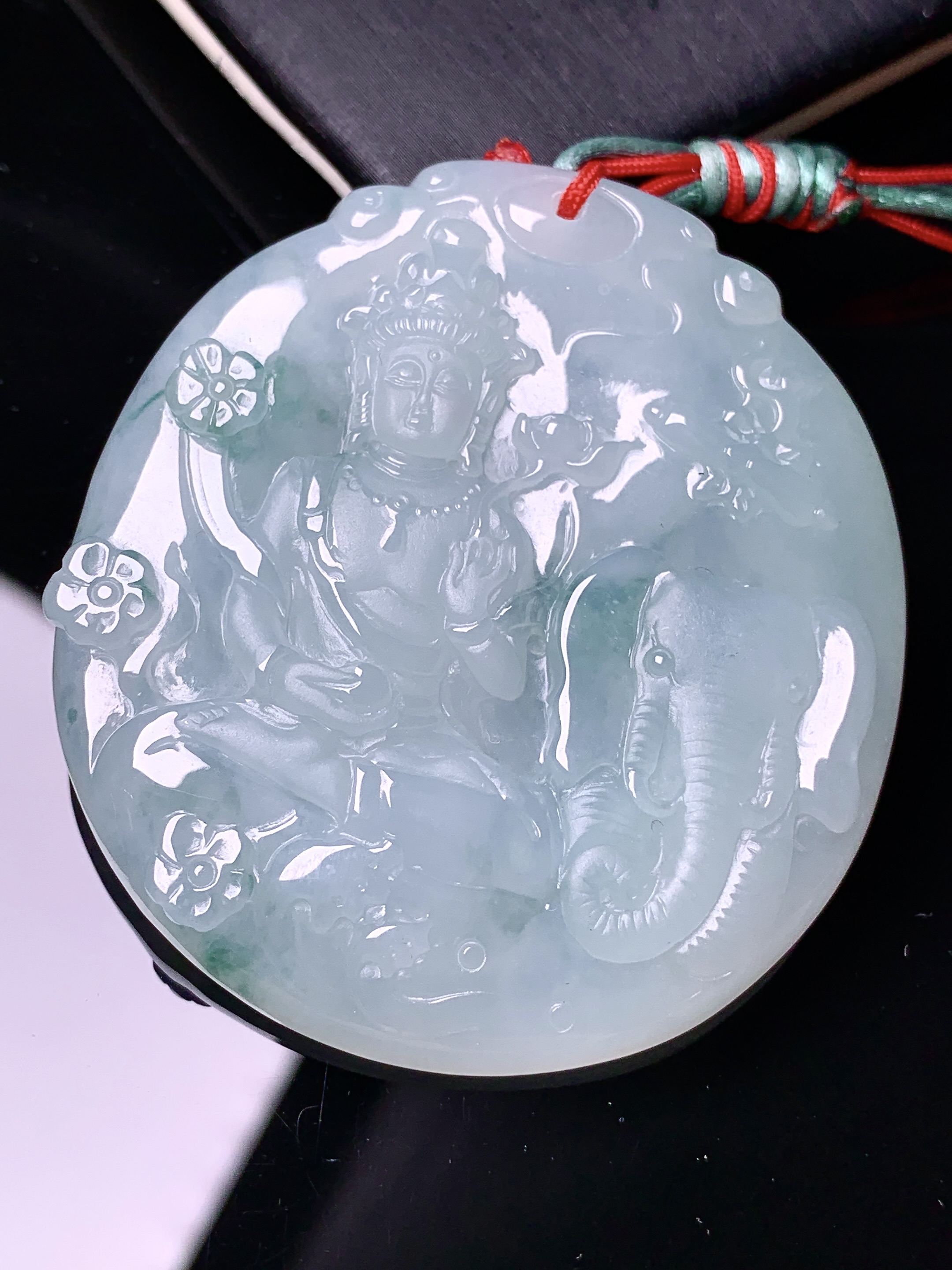 飘绿普贤菩萨吊坠 玉质细腻 色泽艳丽清新 水润亮眼 整体尺寸51.3*46.5*5.5b2