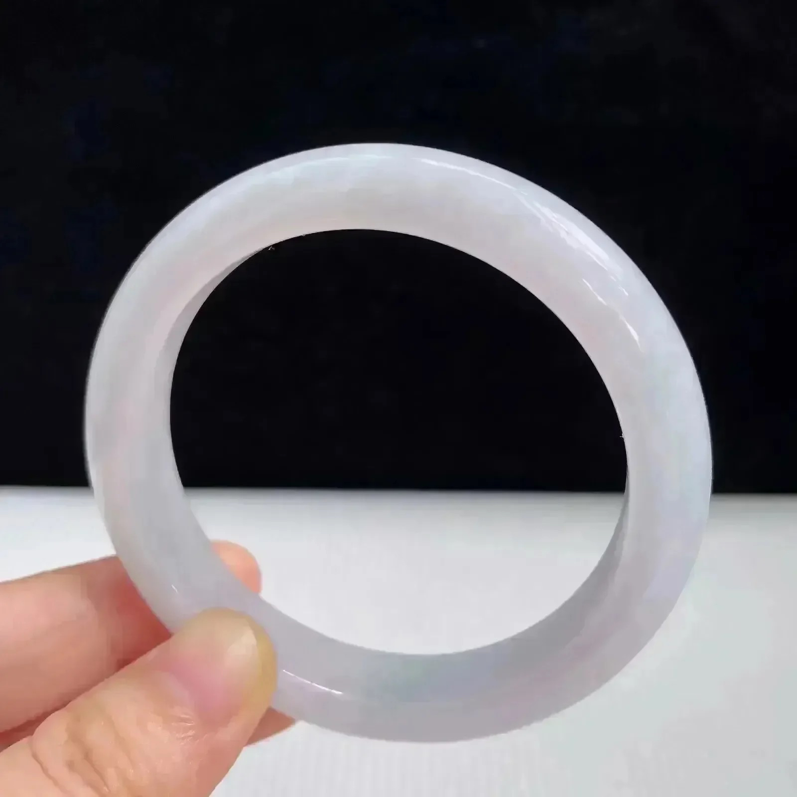 自然光拍摄天然翡翠A货淡紫好种水54mm手镯 47.27克