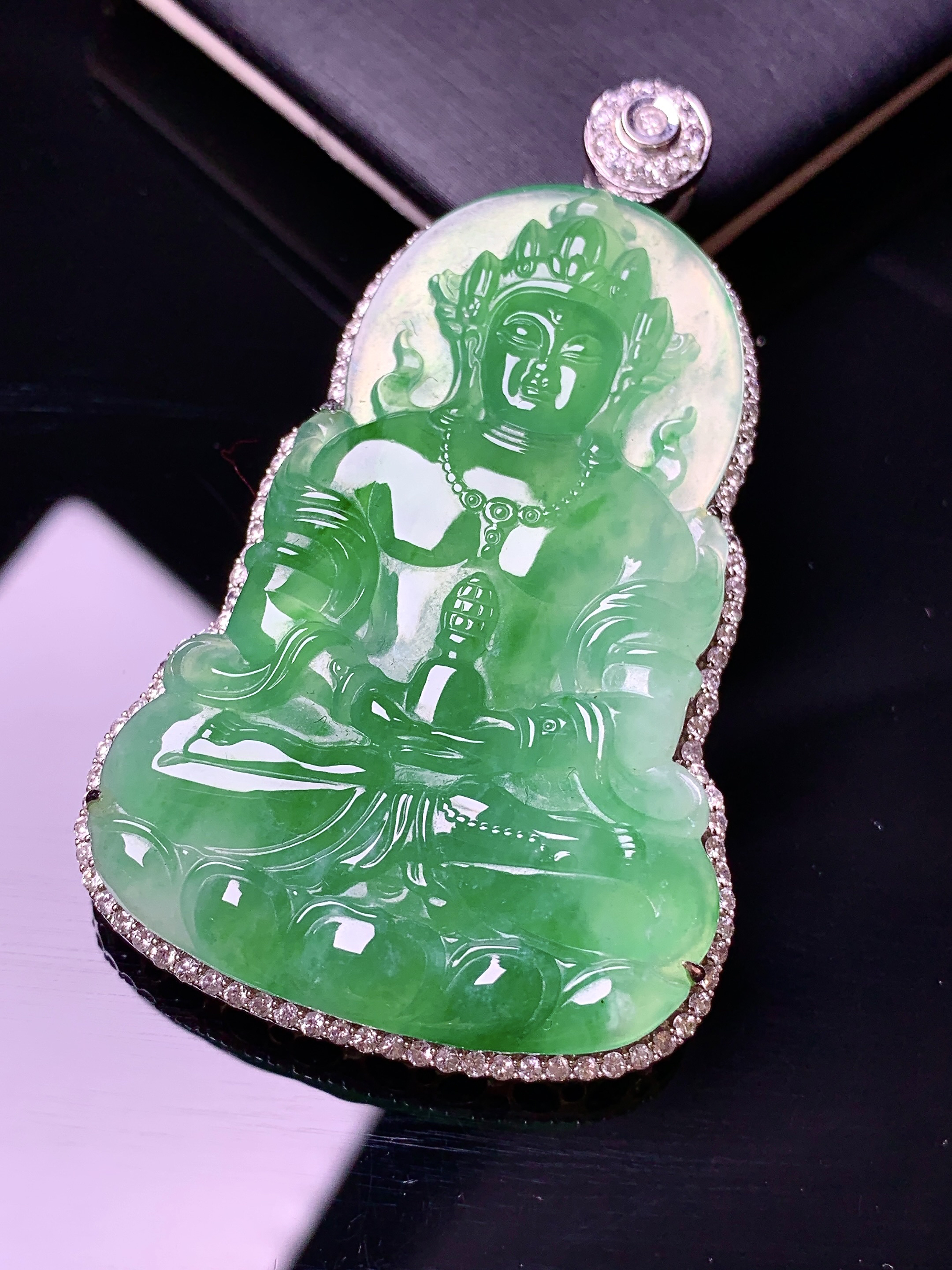 18k金钻镶嵌翠绿度母观音吊坠 玉质细腻 色泽艳丽 整体尺寸60.6*35.7*9.2t3