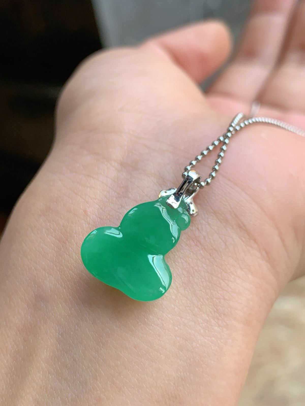 阳绿·葫芦

满色阳绿，晃眼到不行，造型独特灵动，贵气感满满～