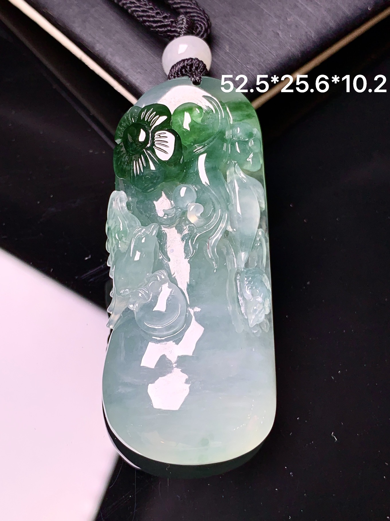 飘绿花开富贵吊坠 玉质细腻 色泽艳丽清新 水润亮眼 整体尺寸52.5*25.6*10.2L1