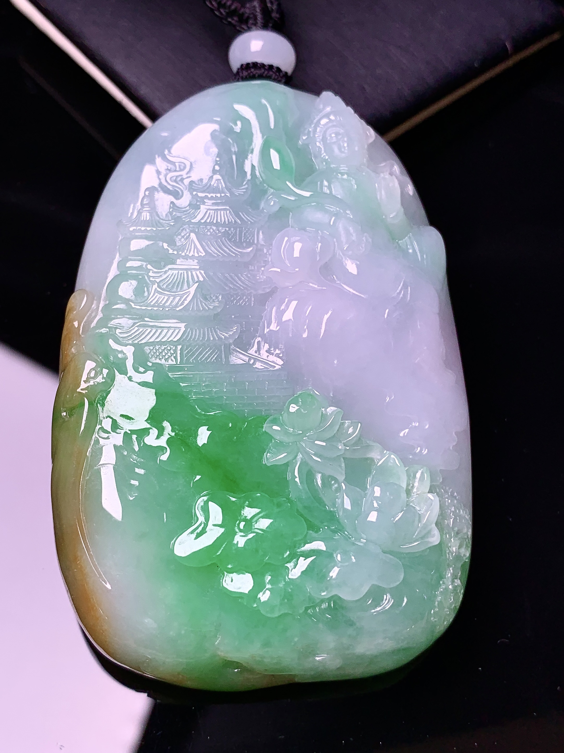 飘绿山水牌子吊坠 玉质细腻 色泽艳丽清新 水润亮眼 整体尺寸66.3*43.7*12.5L1