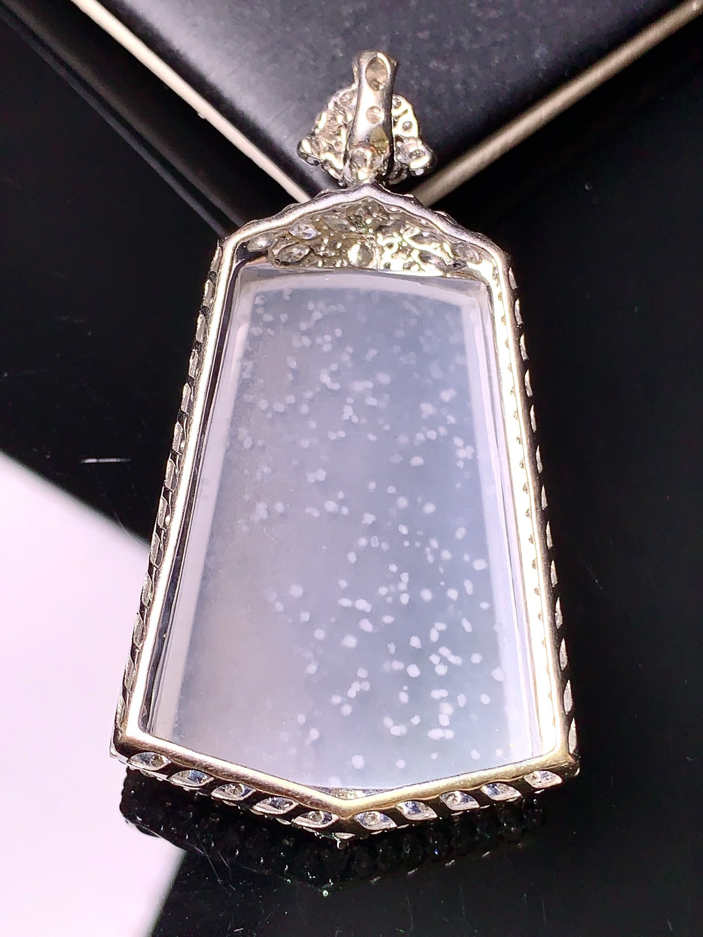 18k金钻镶嵌木那料雪花棉无事牌吊坠 玉质细腻 色泽清新艳丽 整体尺寸53.2*28.5*9.5t1