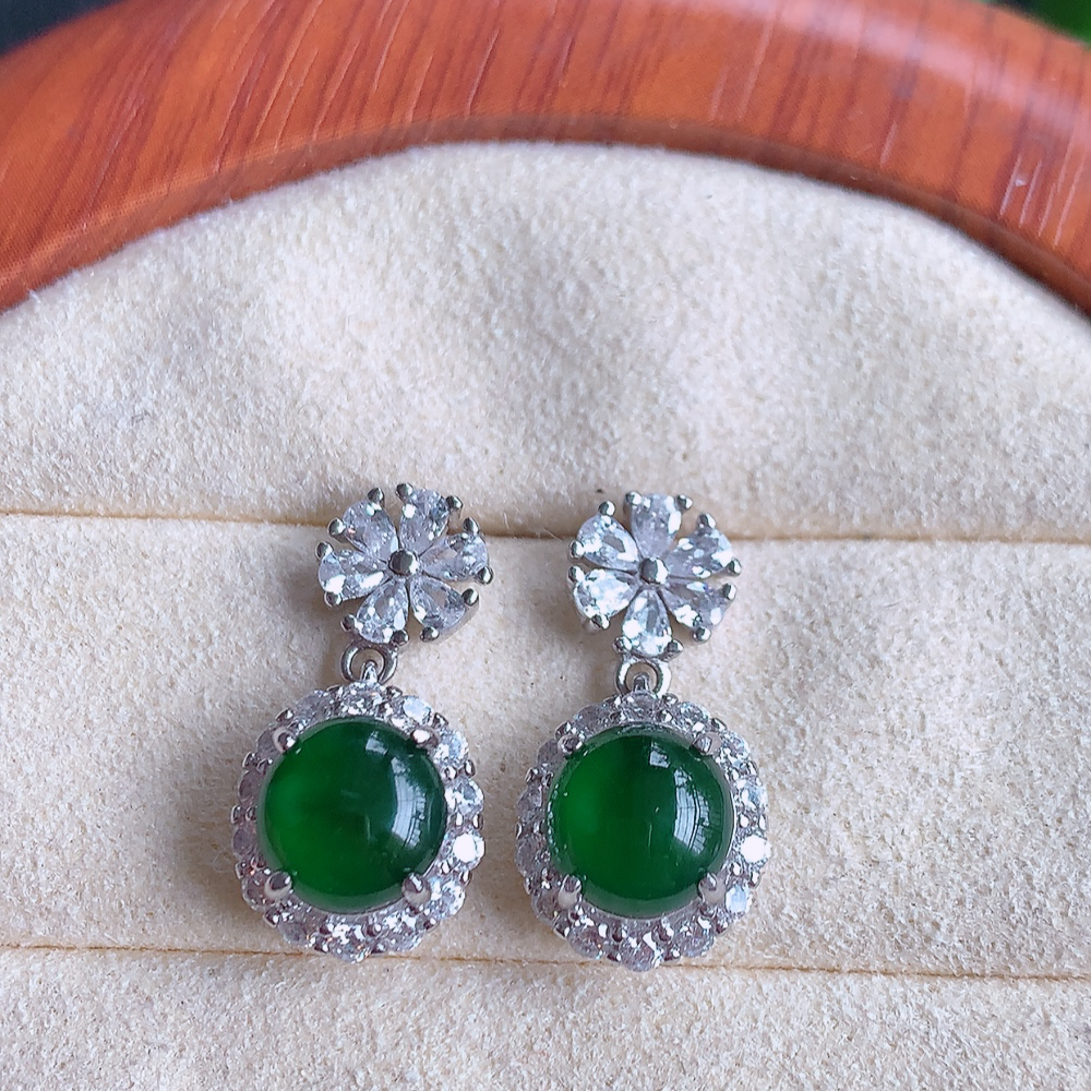 冰透满绿翡翠耳坠，自然光实拍，翠色灵动，颜色漂亮，种老水足，品相佳，佩戴佳品！W815.9  取一尺寸：20-10-6.5mm  裸石尺寸：7mm