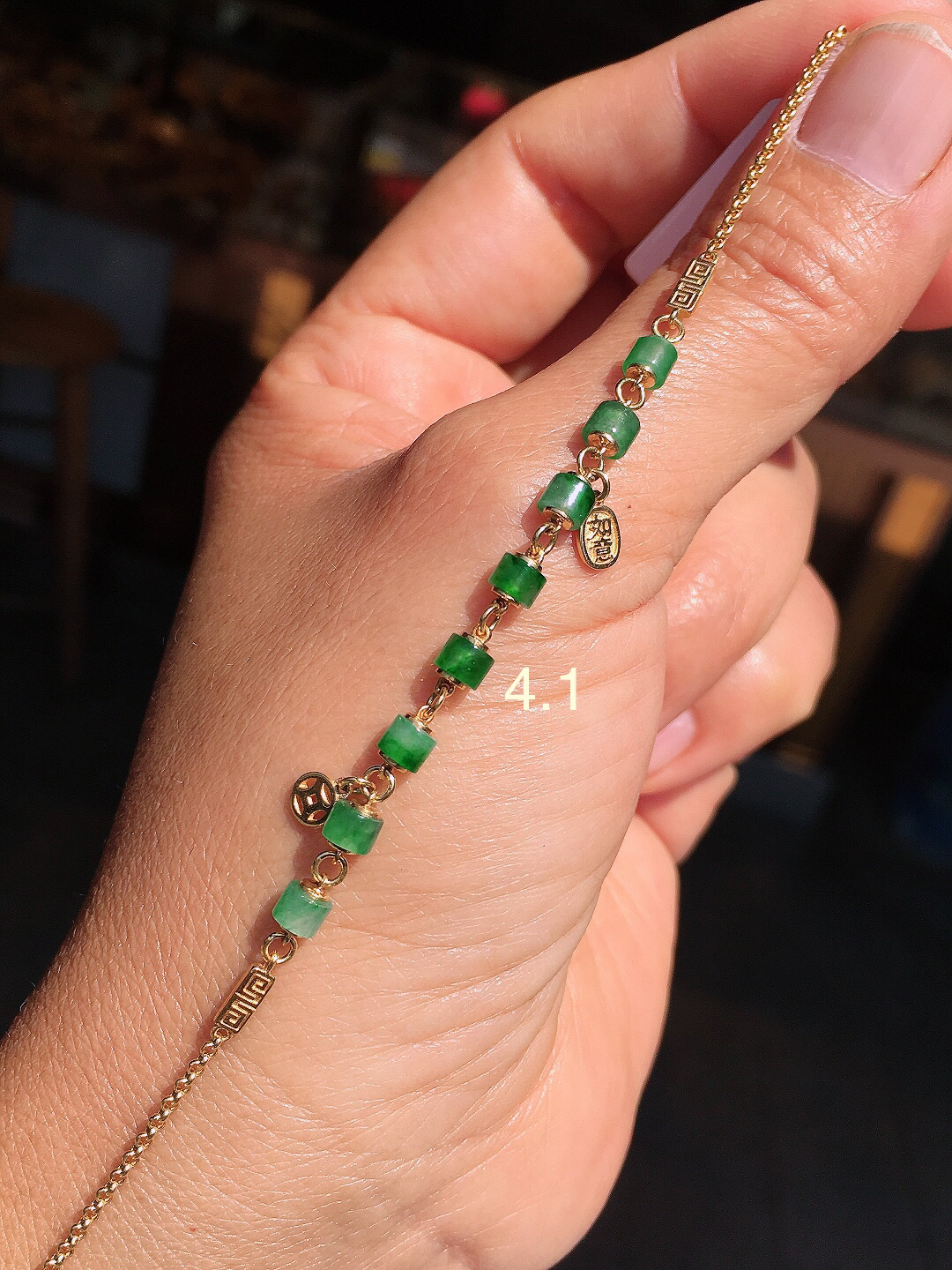 阳绿路路通手链，色泽均匀艳丽，玉质细腻，荧光感超
强，饱满圆润，尽显优雅气质，18k
金豪华镶嵌