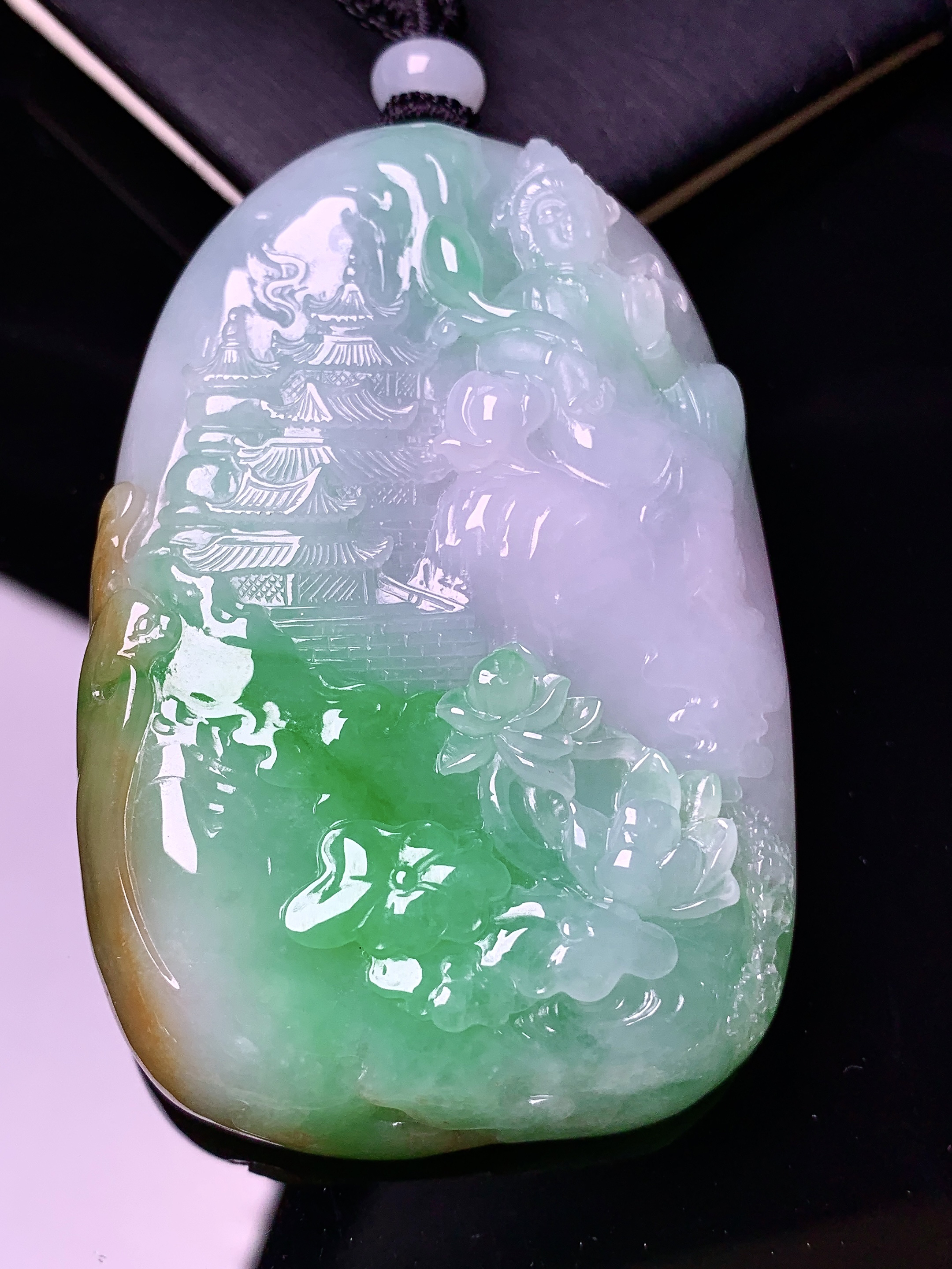 飘绿山水牌子吊坠 玉质细腻 色泽艳丽清新 水润亮眼 整体尺寸66.3*43.7*12.5L1