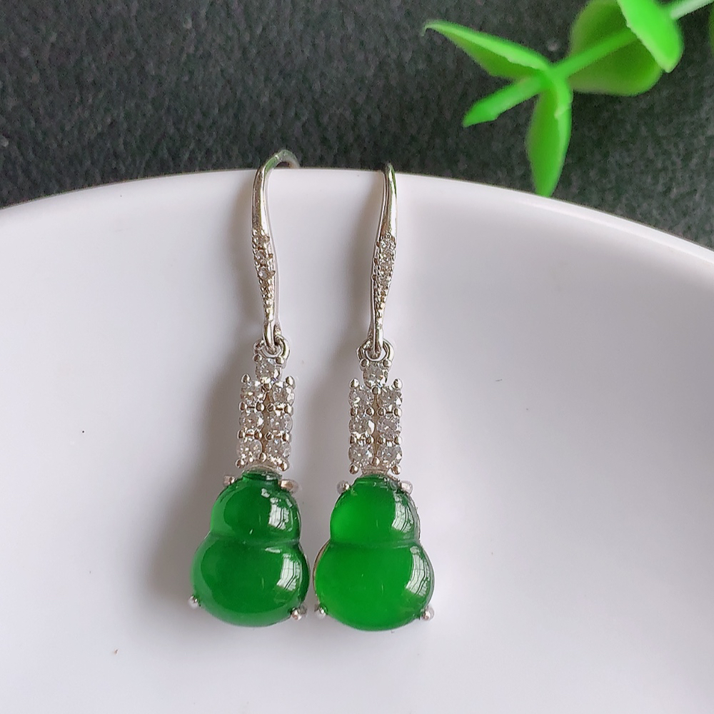 冰透满绿翡翠葫芦耳坠，自然光实拍，翠色灵动，颜色漂亮，种老水足，品相佳，佩戴佳品！W481.9  取一尺寸：20-7.8-4.8mm  裸石尺寸：10-7.8mm