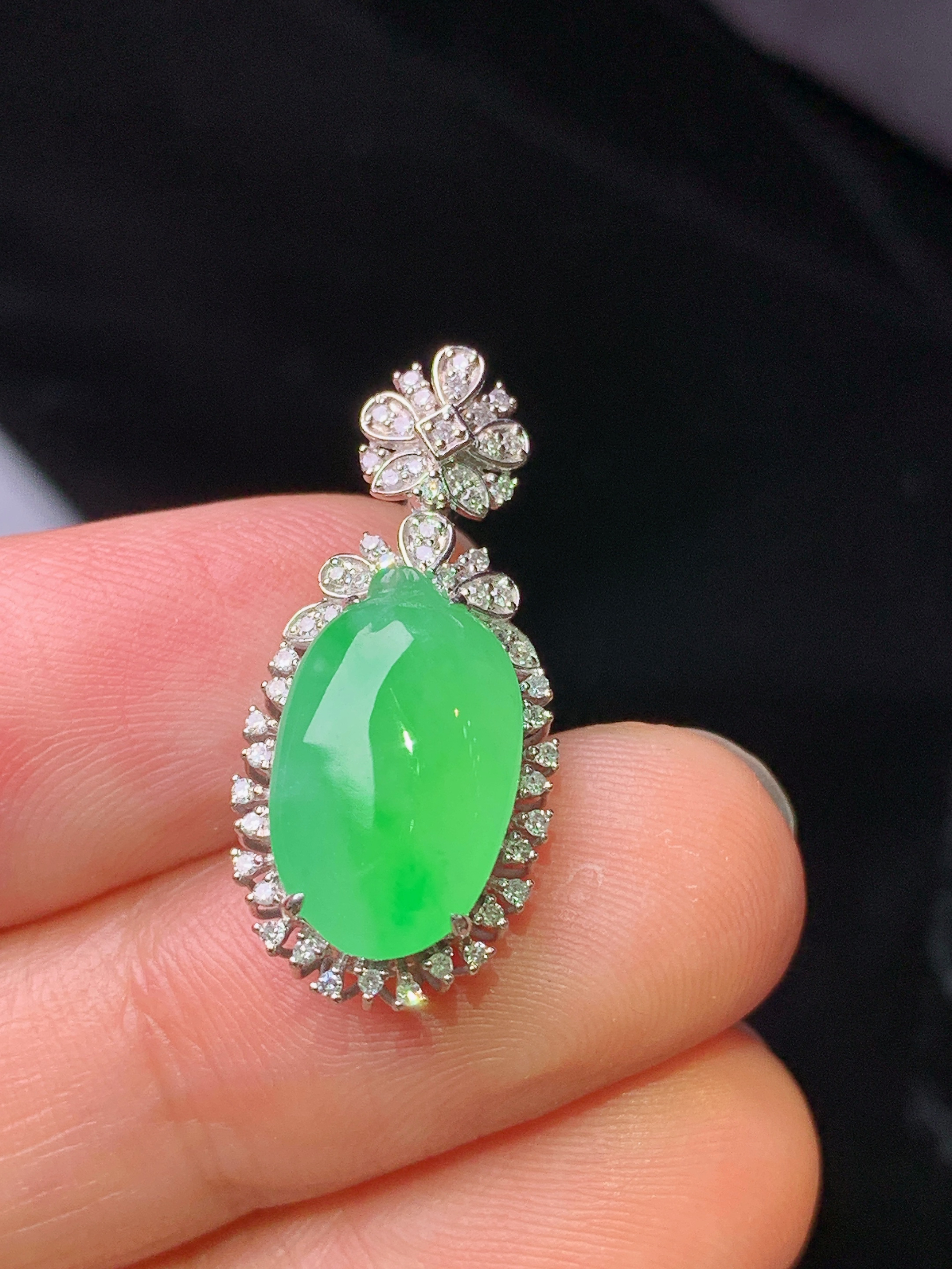 18k金钻镶嵌翠绿福瓜吊坠 玉质细腻 色泽艳丽 整体尺寸24.5*11.3*8.2x2