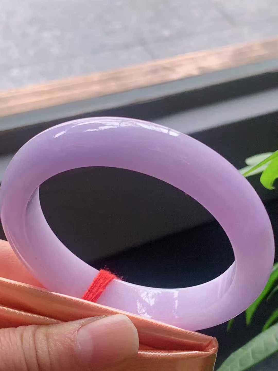 【翡翠名称】老坑种紫罗兰54.3正圈口手镯
【翡翠尺寸】适合正圈口佩戴
【翡翠描述】宝贝种老水足，玉质细腻，色泽靓丽，性价比高，佩戴效果好！
【其它赠送】权威证书/精美挂绳盒子/支持全国复检