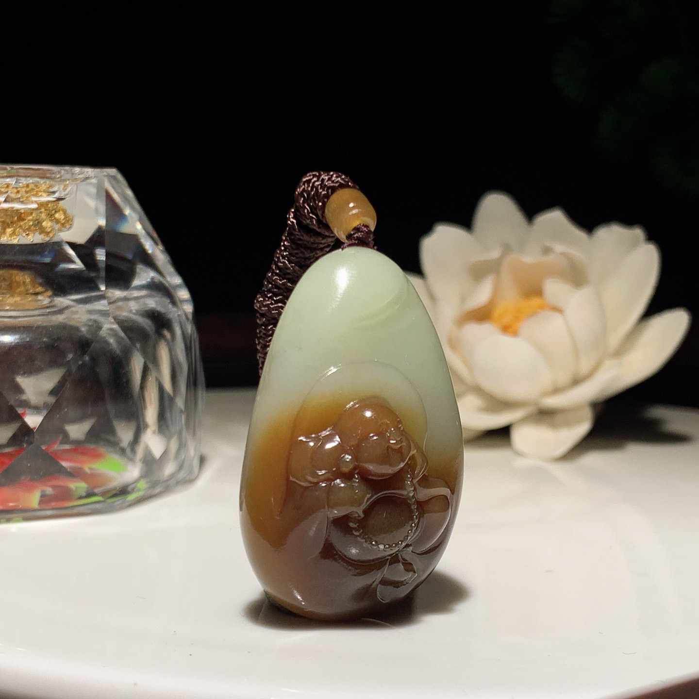 新疆和田玉白且末糖佛引福来挂件。尺寸41/26/16重27克。玉质细腻油润。手推出油。佩戴高端典雅。