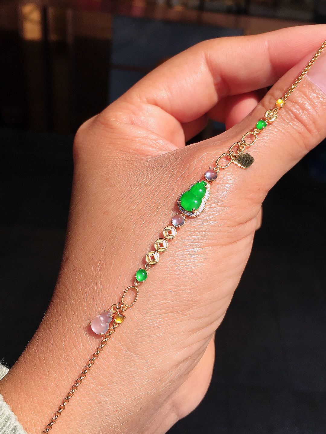 阳绿葫芦手链，色泽均匀艳丽，玉质细腻，荧光感超
强，饱满圆润，尽显优雅气质，18k
金豪华镶嵌