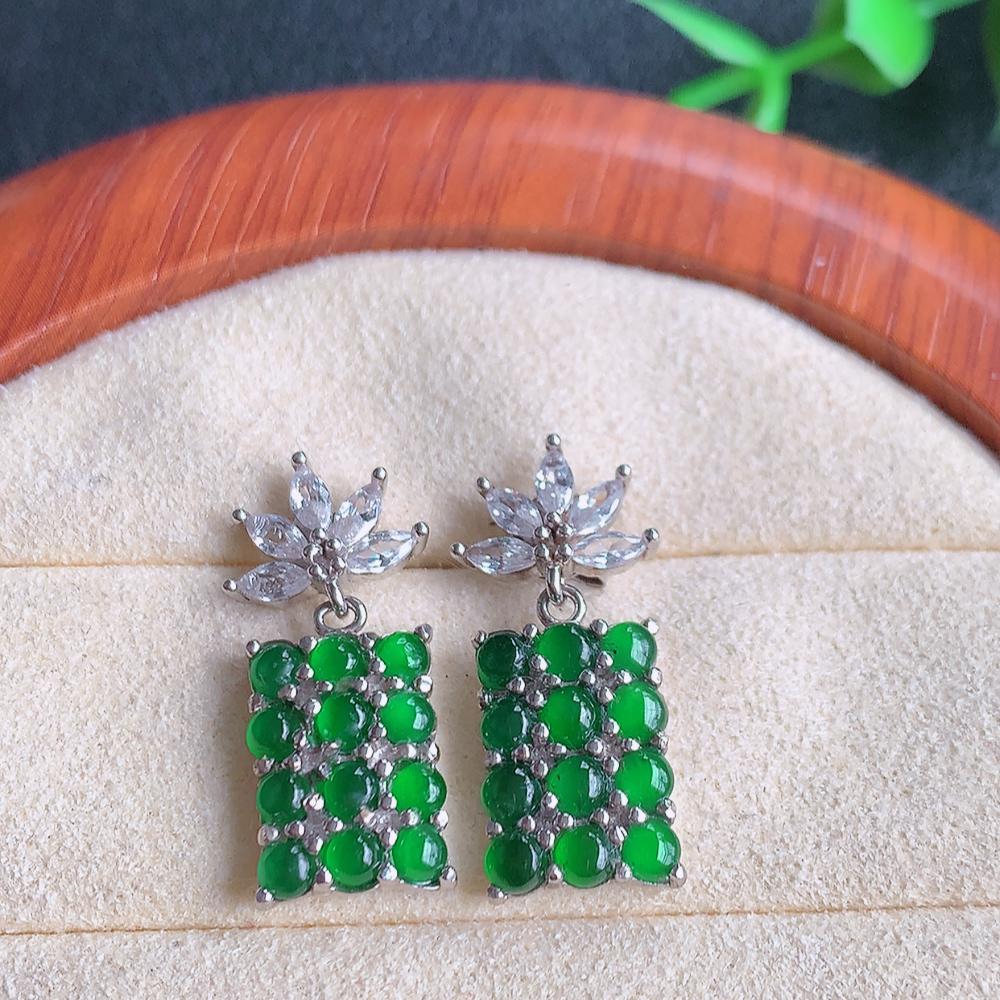 冰透满绿翡翠耳坠，自然光实拍，翠色灵动，颜色漂亮，种老水足，品相佳，佩戴佳品！W815.9  取一尺寸：22.3-8.8-3mm  裸石尺寸：2.5mm