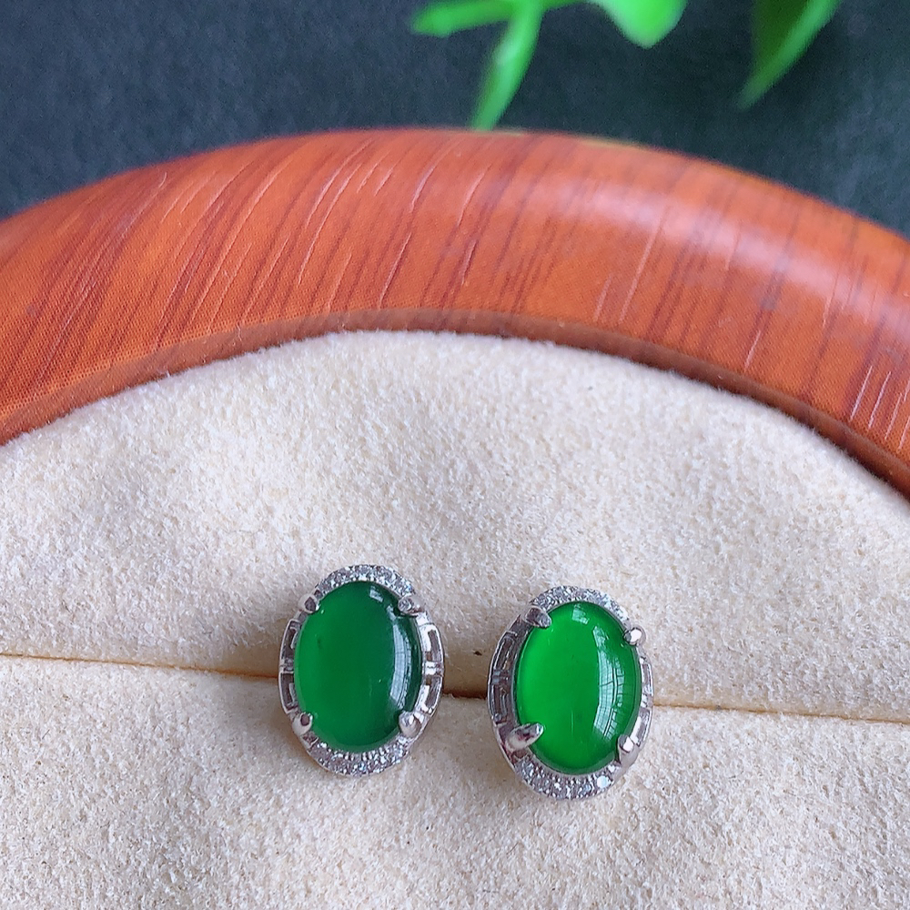 冰透满绿翡翠耳坠，自然光实拍，翠色灵动，颜色漂亮，种老水足，品相佳，佩戴佳品！W815.9  取一尺