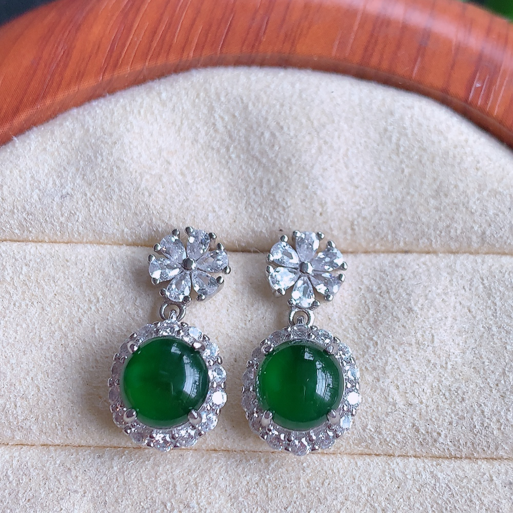 冰透满绿翡翠耳坠，自然光实拍，翠色灵动，颜色漂亮，种老水足，品相佳，佩戴佳品！W815.9  取一尺