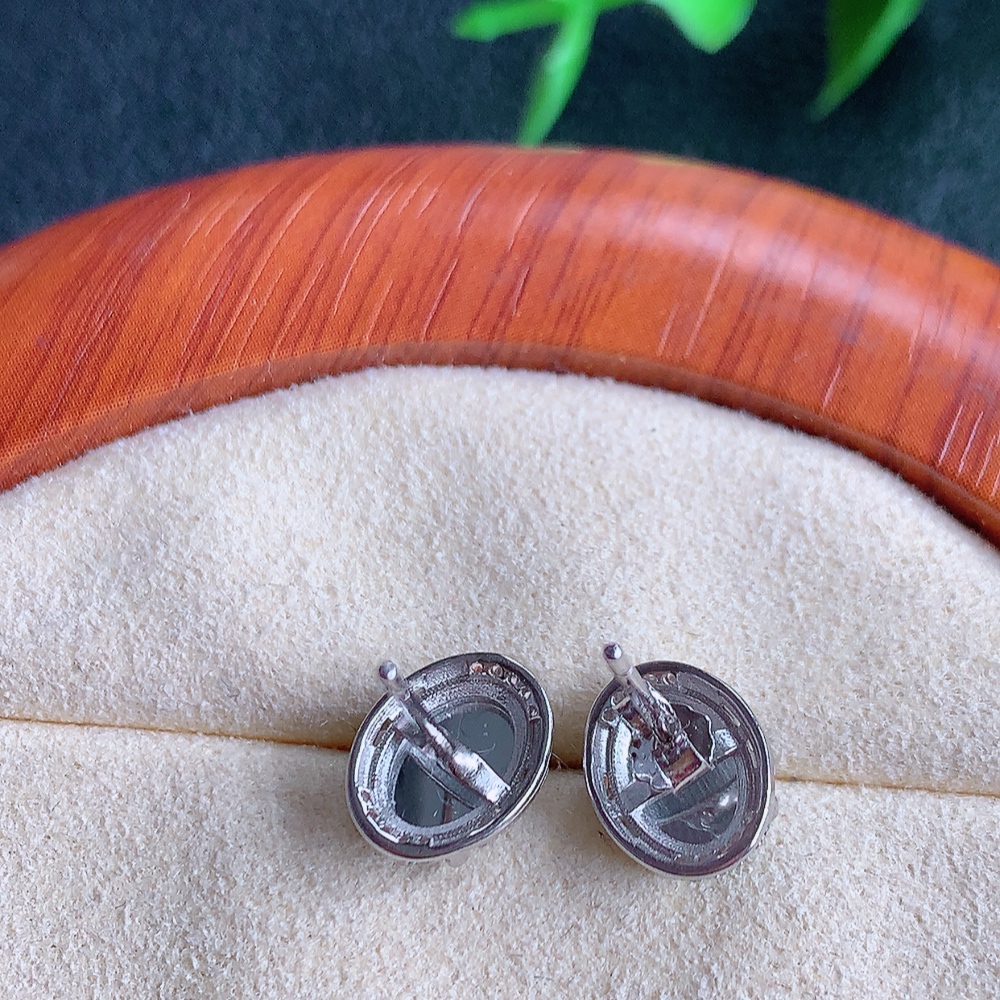 冰透满绿翡翠耳坠，自然光实拍，翠色灵动，颜色漂亮，种老水足，品相佳，佩戴佳品！W815.9  取一尺寸：9.8-7.8-3.5mm  裸石尺寸：8-6mm