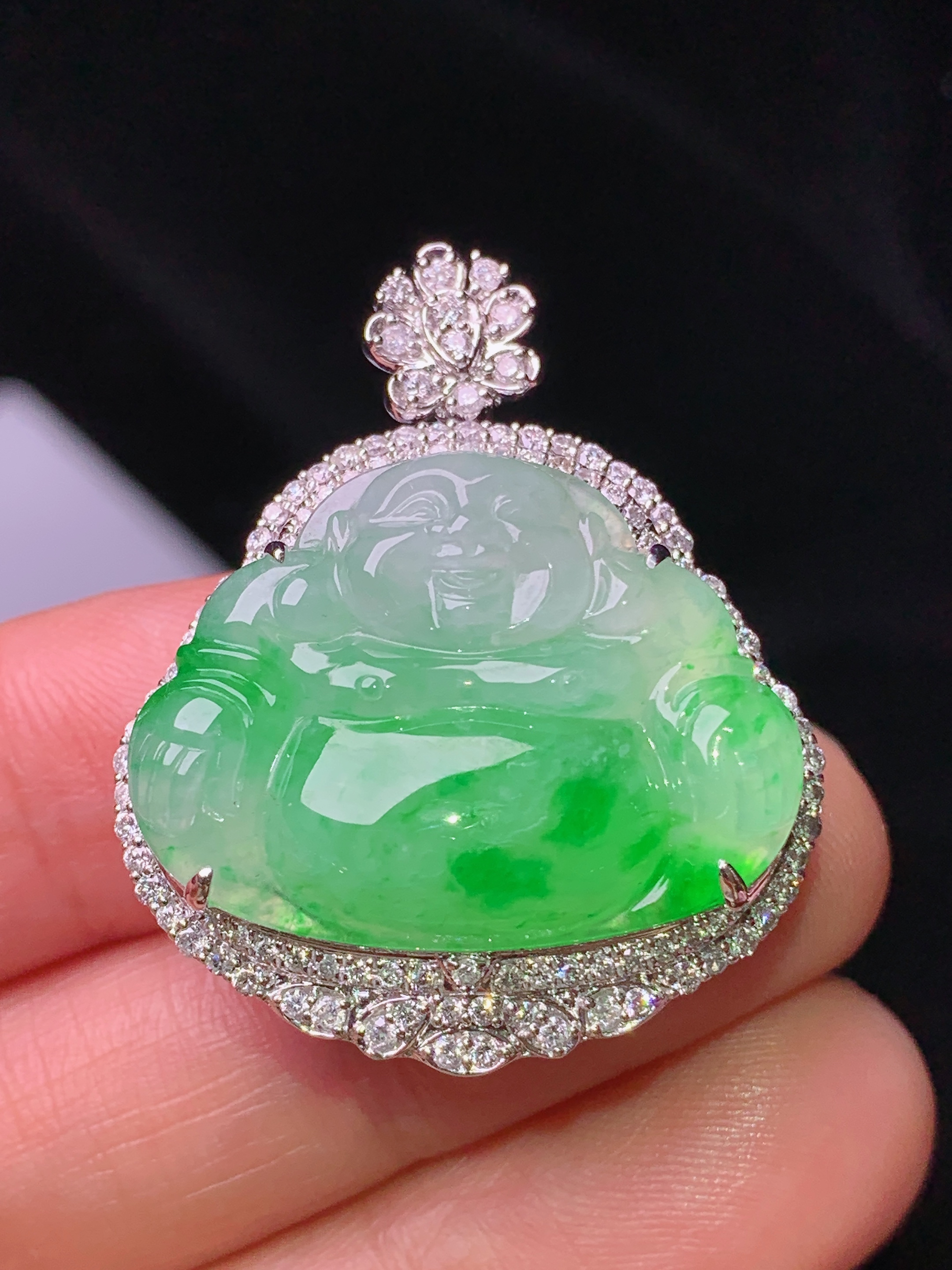 18k金钻镶嵌飘绿佛公吊坠 玉质细腻 色泽艳丽 整体尺寸34*27.6*11.8t3