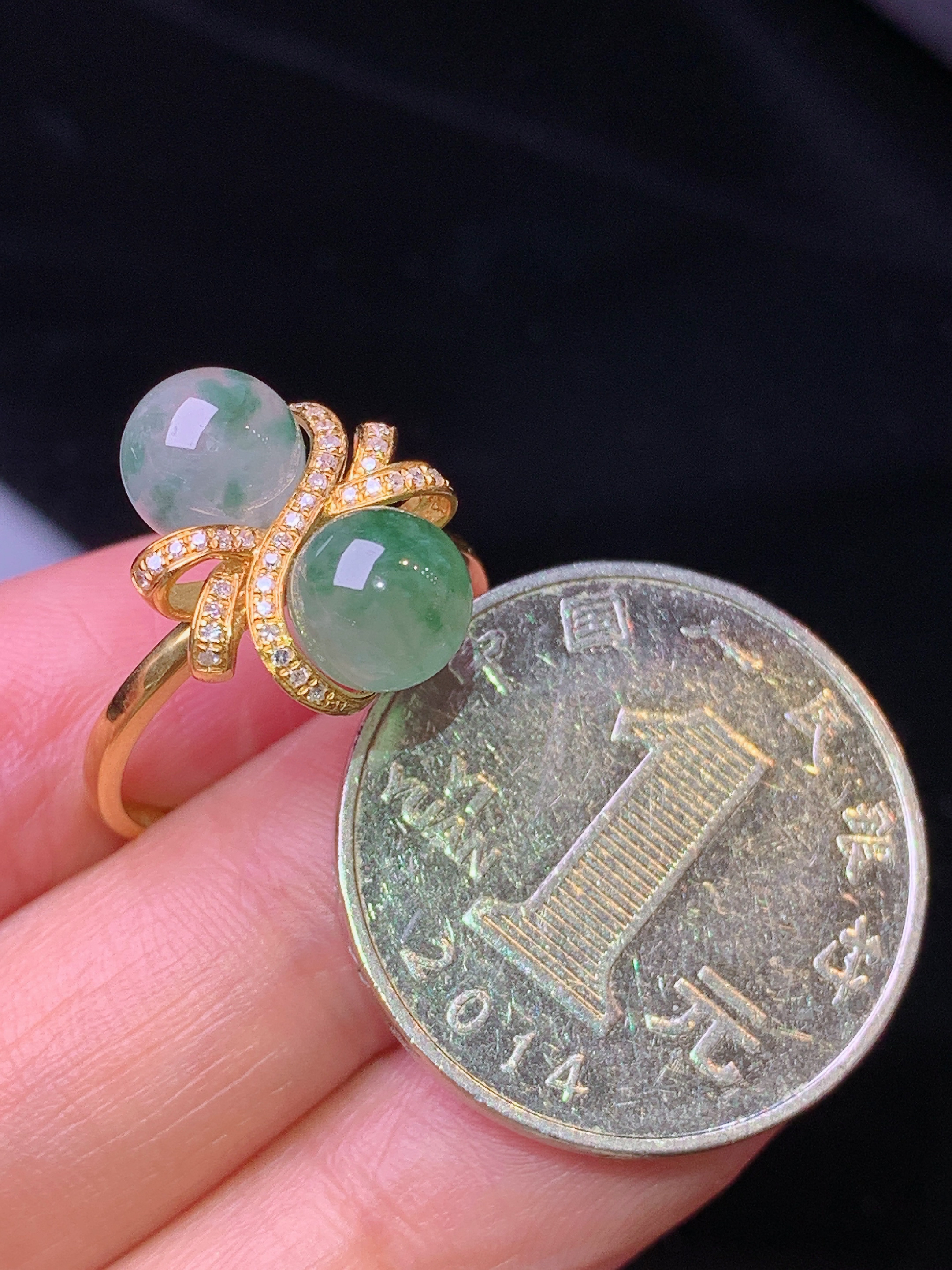 18k金钻镶嵌飘绿圆珠戒指 玉质细腻 色泽艳丽 圈口14 整体尺寸7t1