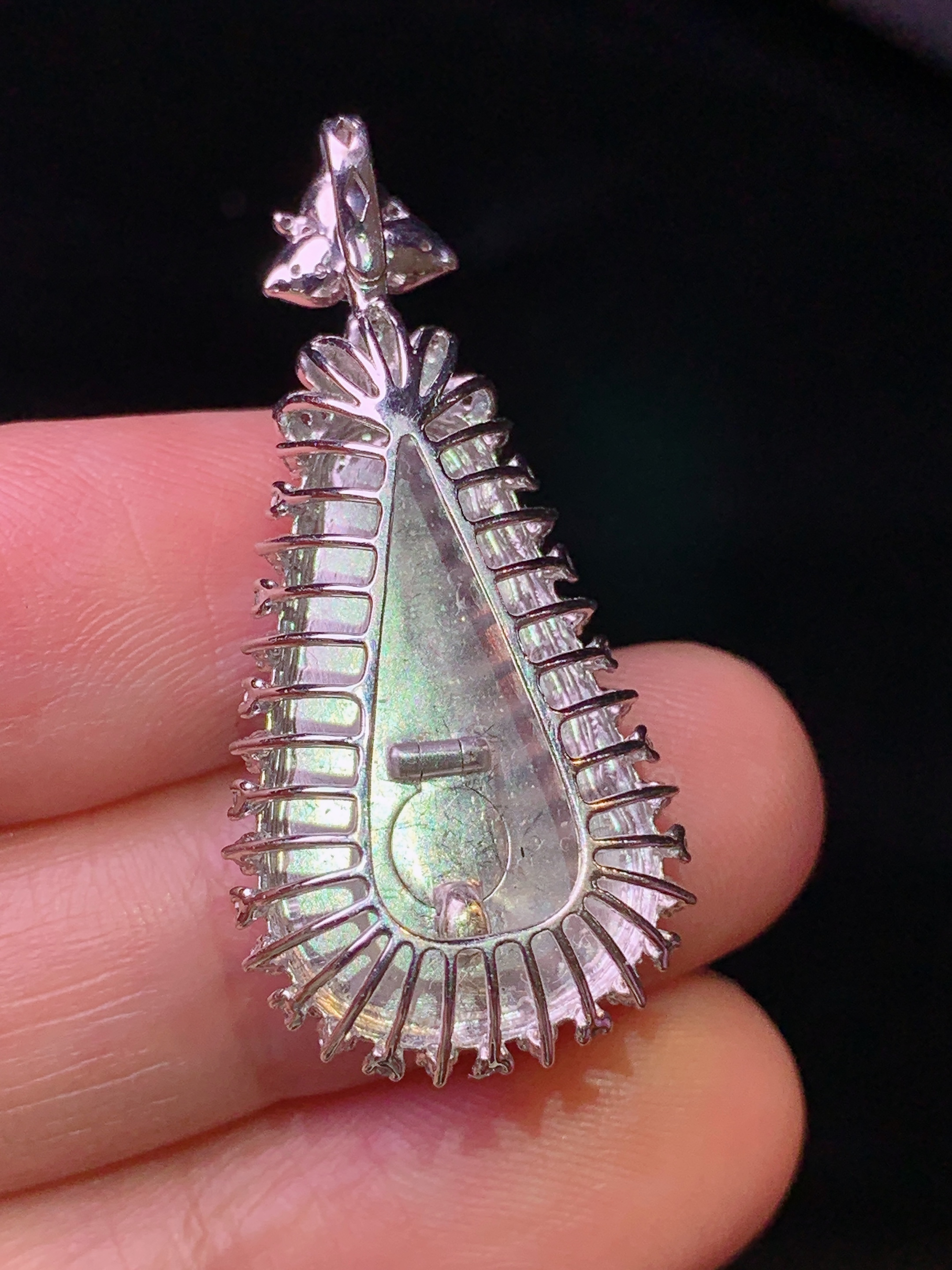 18k金钻镶嵌翠绿如意吊坠 玉质细腻 色泽艳丽 整体尺寸35*16.5*8x2