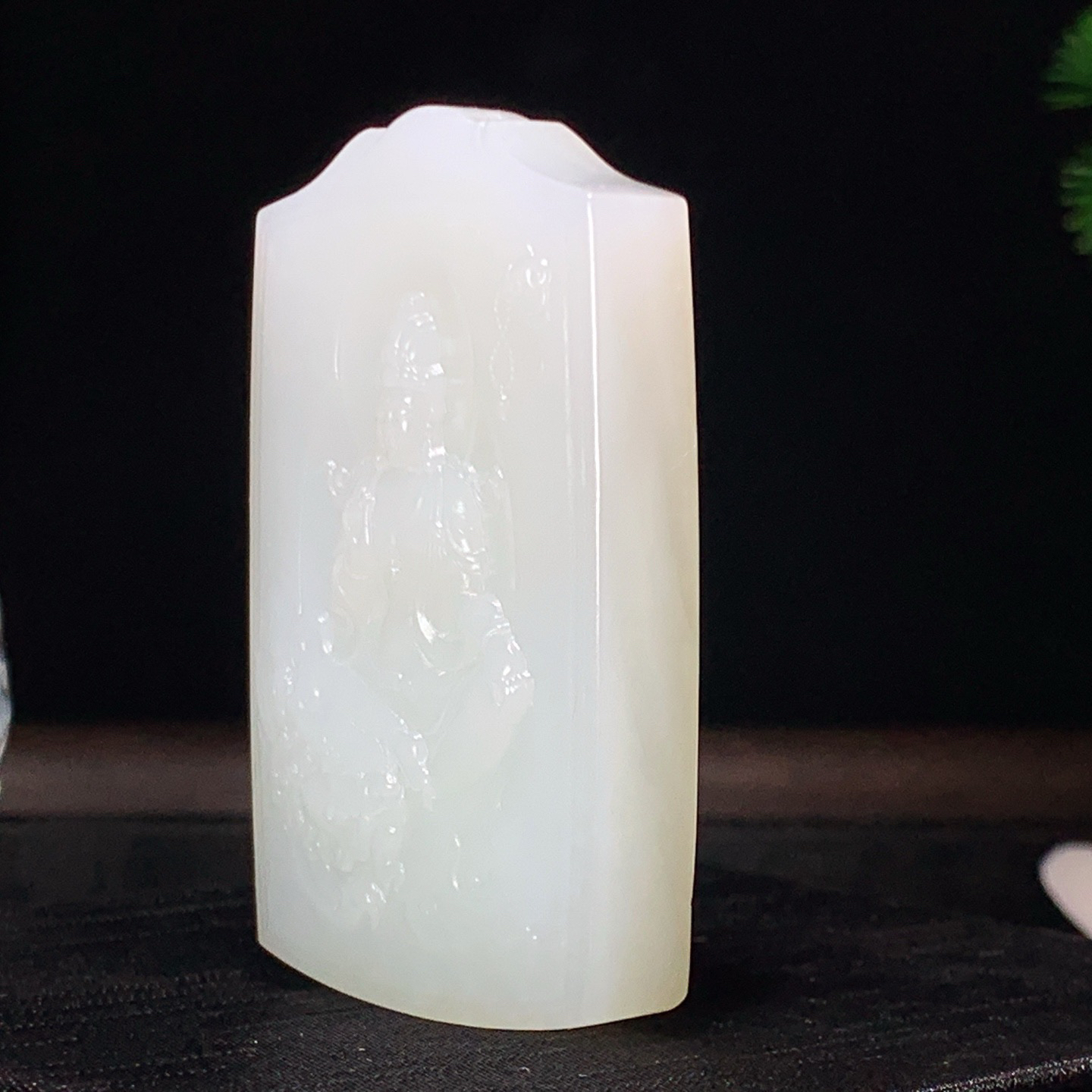 新疆和田玉羊脂白玉文殊观音挂件。尺寸59/35/11重56.5克。玉质细腻油润。手推出油。佩戴高端典