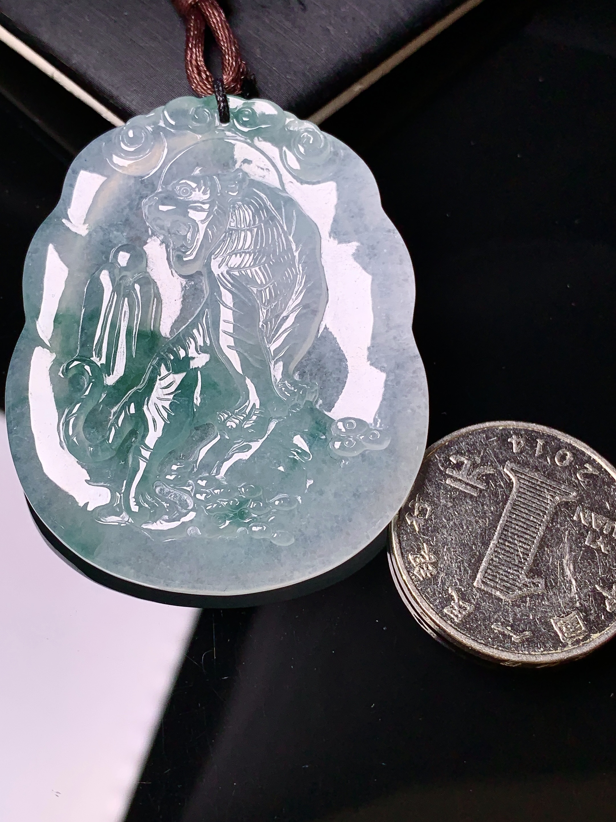 飘绿生肖虎吊坠 玉质细腻 色泽艳丽清新 水润亮眼 整体尺寸50*40.5*5.3b2