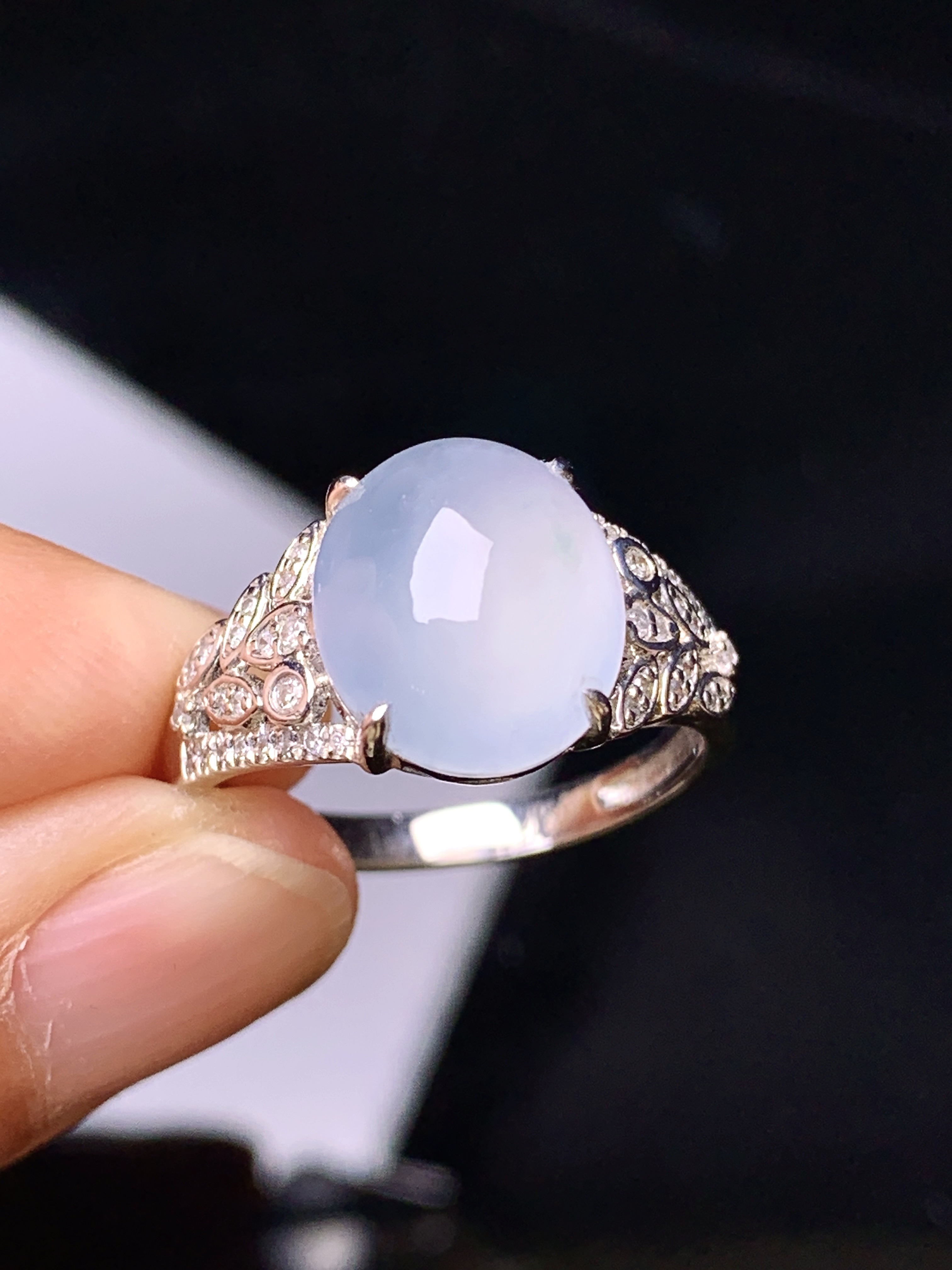 18k金钻镶嵌冰种蛋面戒指 玉质细腻 色泽艳丽 圈口14.5整体尺寸11.8*9.3*6.2t1