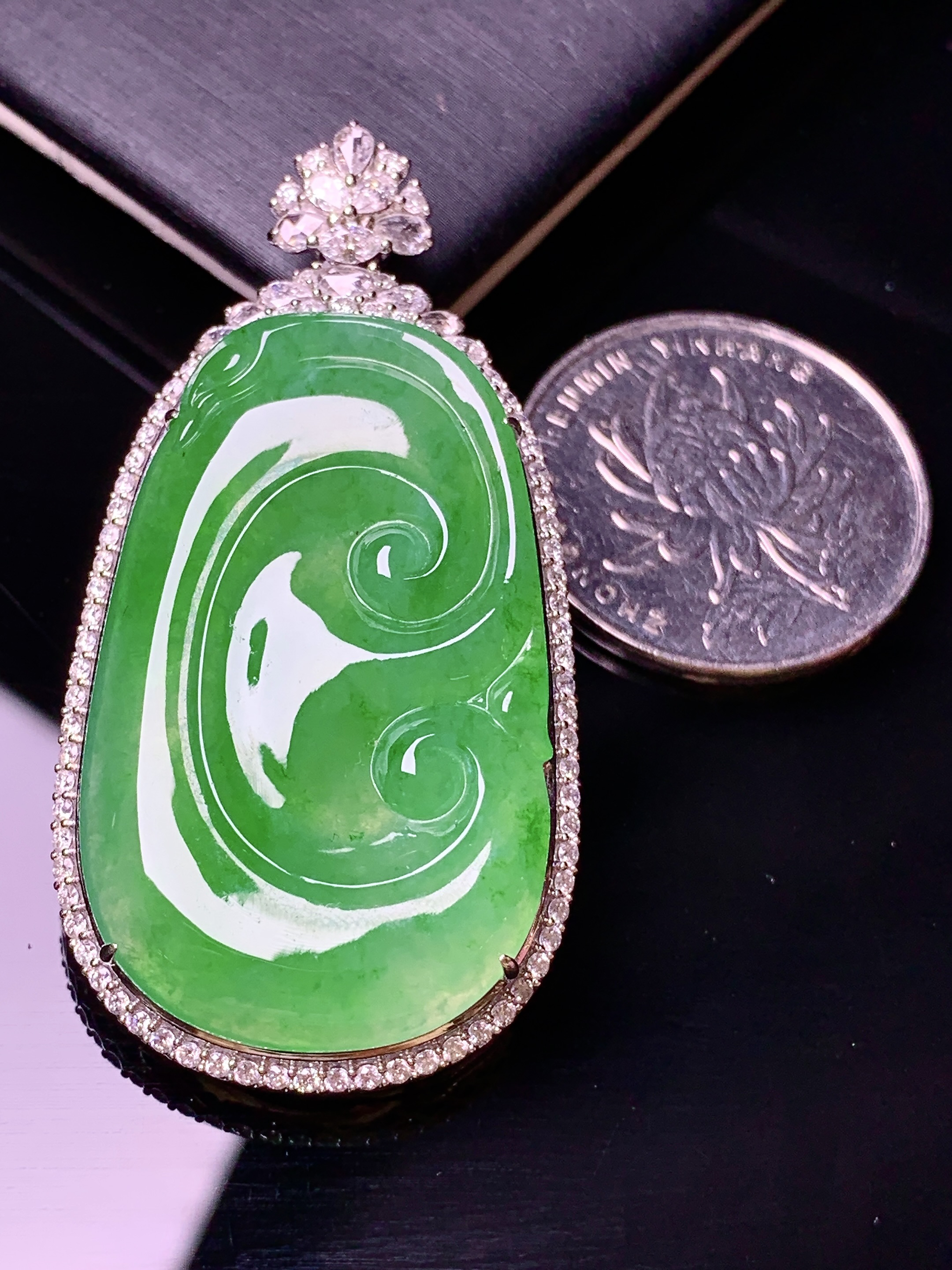 18k金钻镶嵌翠绿如意吊坠 玉质细腻 色泽艳丽 整体尺寸50.5*26.3*12.5t3