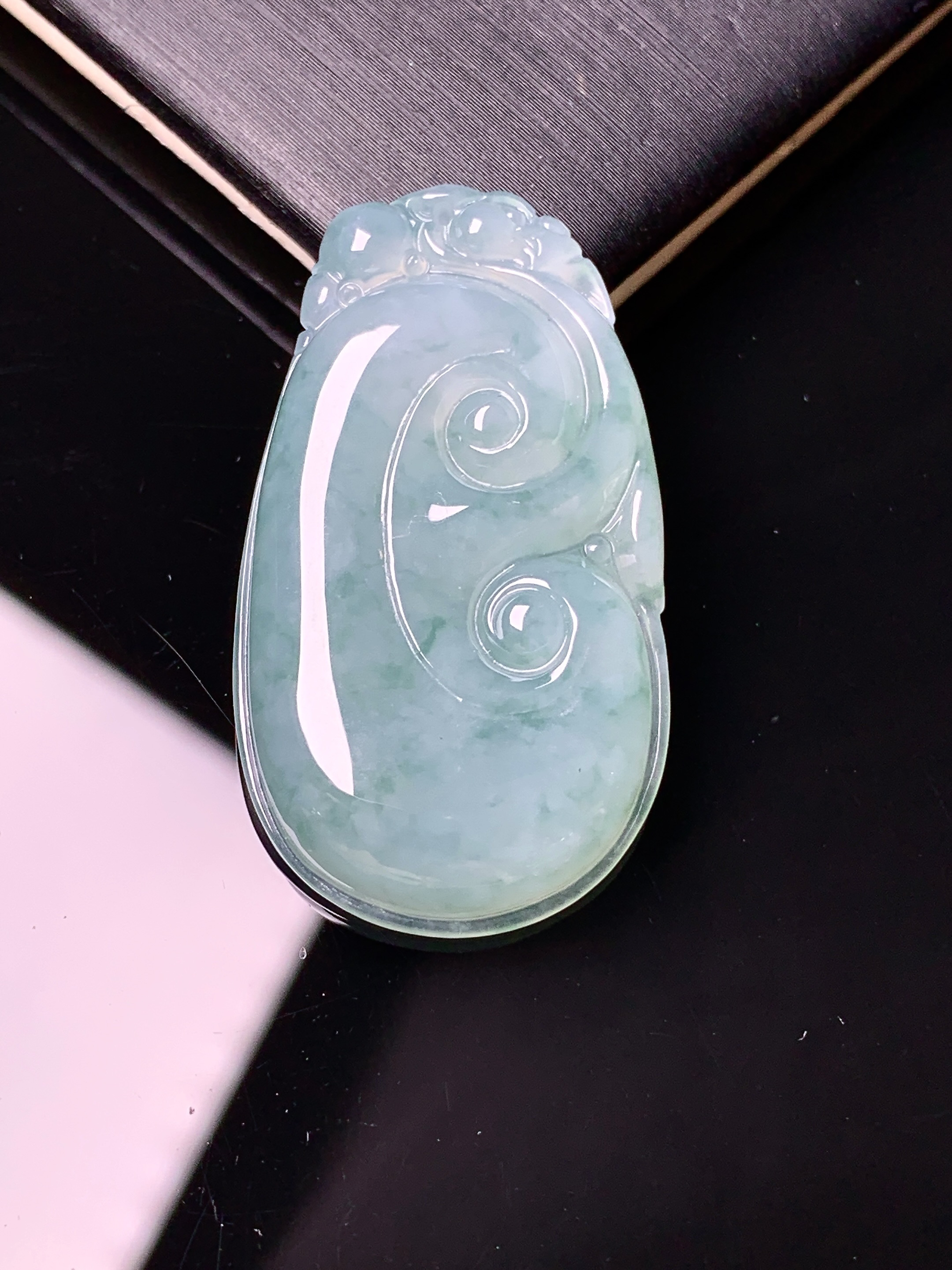 冰种飘绿如意吊坠 玉质细腻 色泽艳丽清新 水润亮眼 整体尺寸35.2*19.8*5.2d1