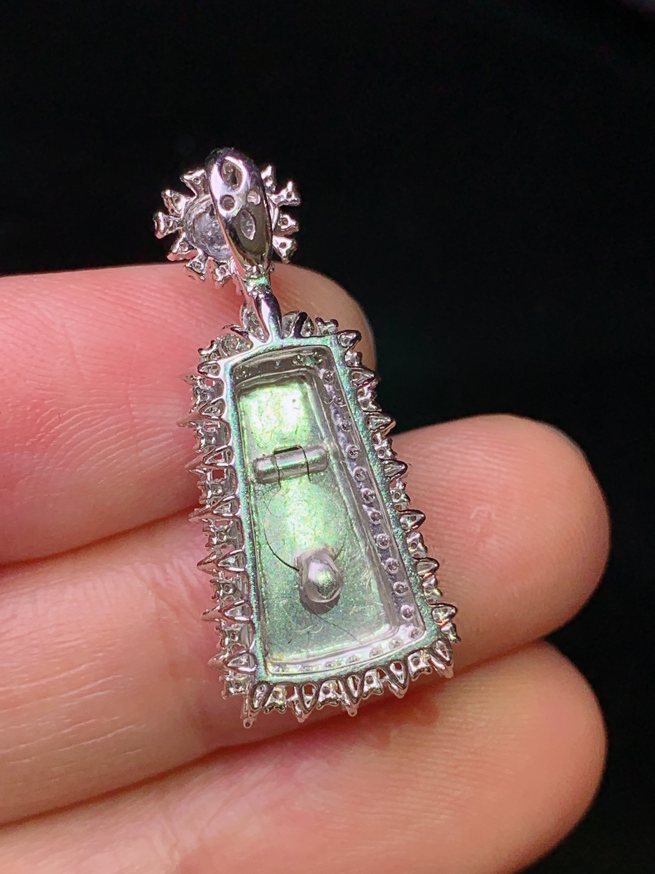 18k金钻镶嵌翠绿无事牌吊坠 玉质细腻 色泽艳丽 整体尺寸28.5*12.6*7.5x2