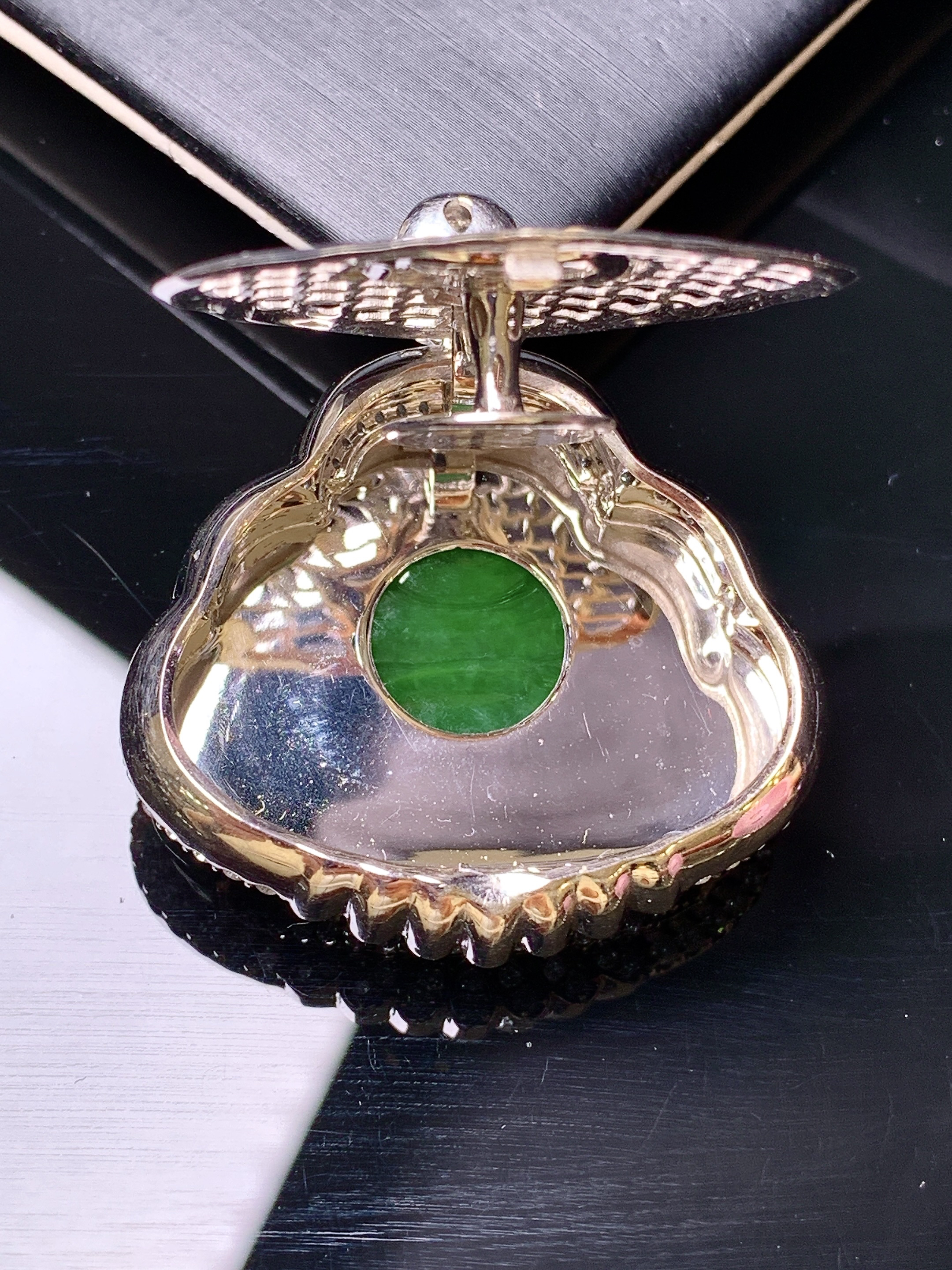 18k金钻镶嵌翠绿佛公吊坠 玉质细腻 色泽艳丽 整体尺寸42.7*37.6*13t3