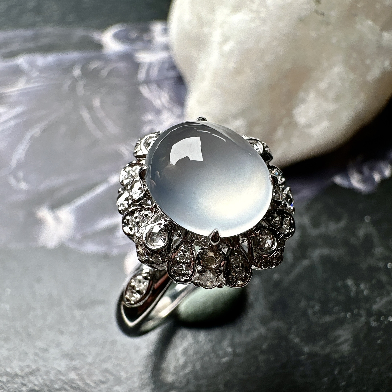 【冰种蛋面戒指】质地细腻，饱满度很好，晶莹剔透，18k金钻镶嵌，裸石尺寸8.6*7.4*4.6毫米