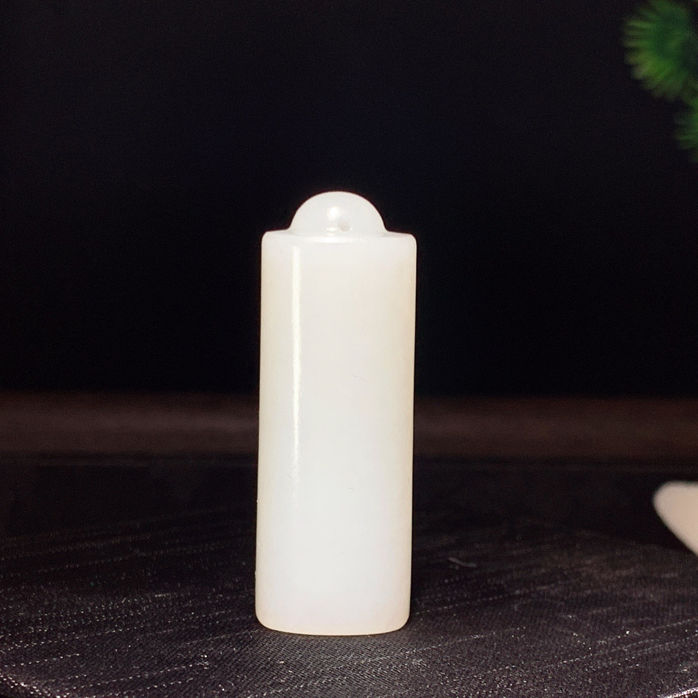 新疆和田玉平安无事牌挂件。尺寸41/15/13重18克。玉质细腻油润。手推出油。佩戴高端典雅。lt260310