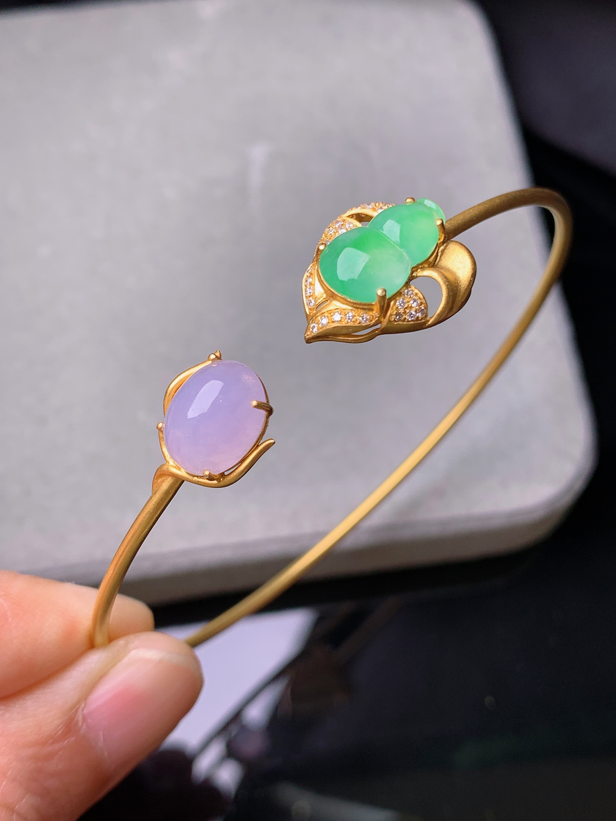 18k金钻镶嵌翠绿葫芦组合紫罗兰蛋面手镯 玉质细腻 色泽艳丽 圈口59 整体尺寸11.3*7*3x2