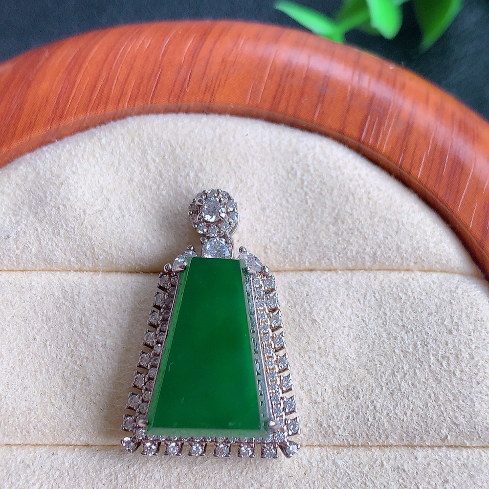 冰润满绿无事牌翡翠吊坠，平平安安，万事如意，沁人心脾，清秀高雅，925银镶  W815.9  整体尺寸：28-17.8-8mm   裸石尺寸：17.2-13mm