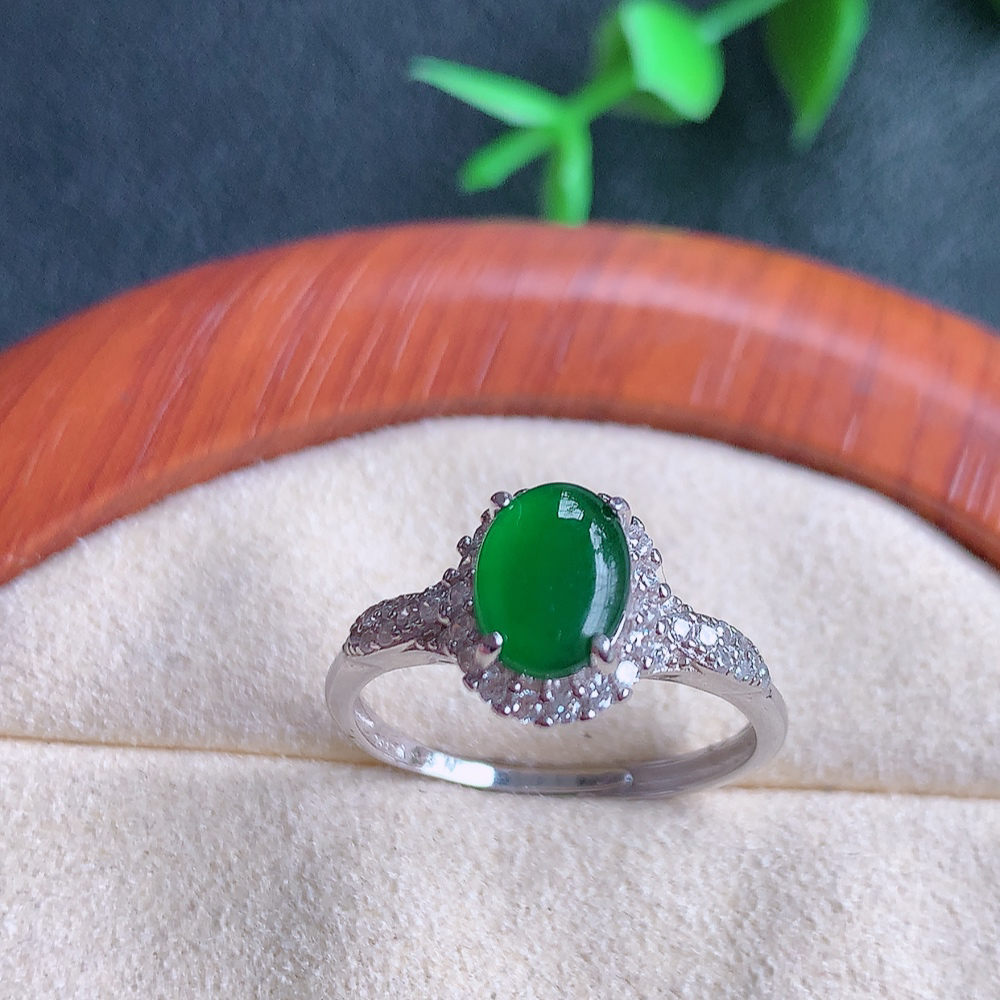 冰润满绿精美环形翡翠戒指  玉质细腻  冰清玉润  飘花灵动  颜色漂亮  W815.9   内径尺寸：18mm  裸石尺寸：8-6mm