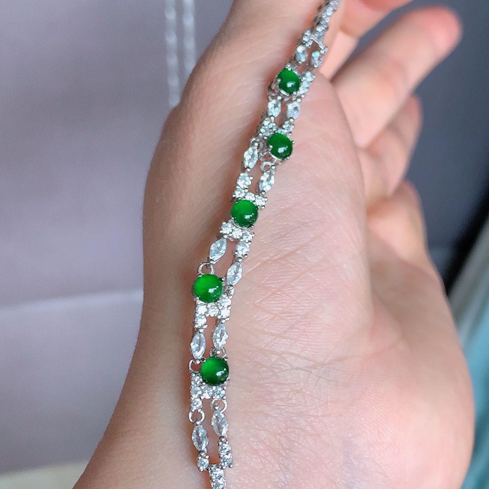 冰润翡翠满绿蛋面手链，水水润润，珠圆玉润，颜色鲜艳，妙明清净，清秀高雅，佩戴效果优雅迷人！性价比超值 W481.9  整体尺寸：84.5-5.8-5mm  取一裸石尺寸：4mm