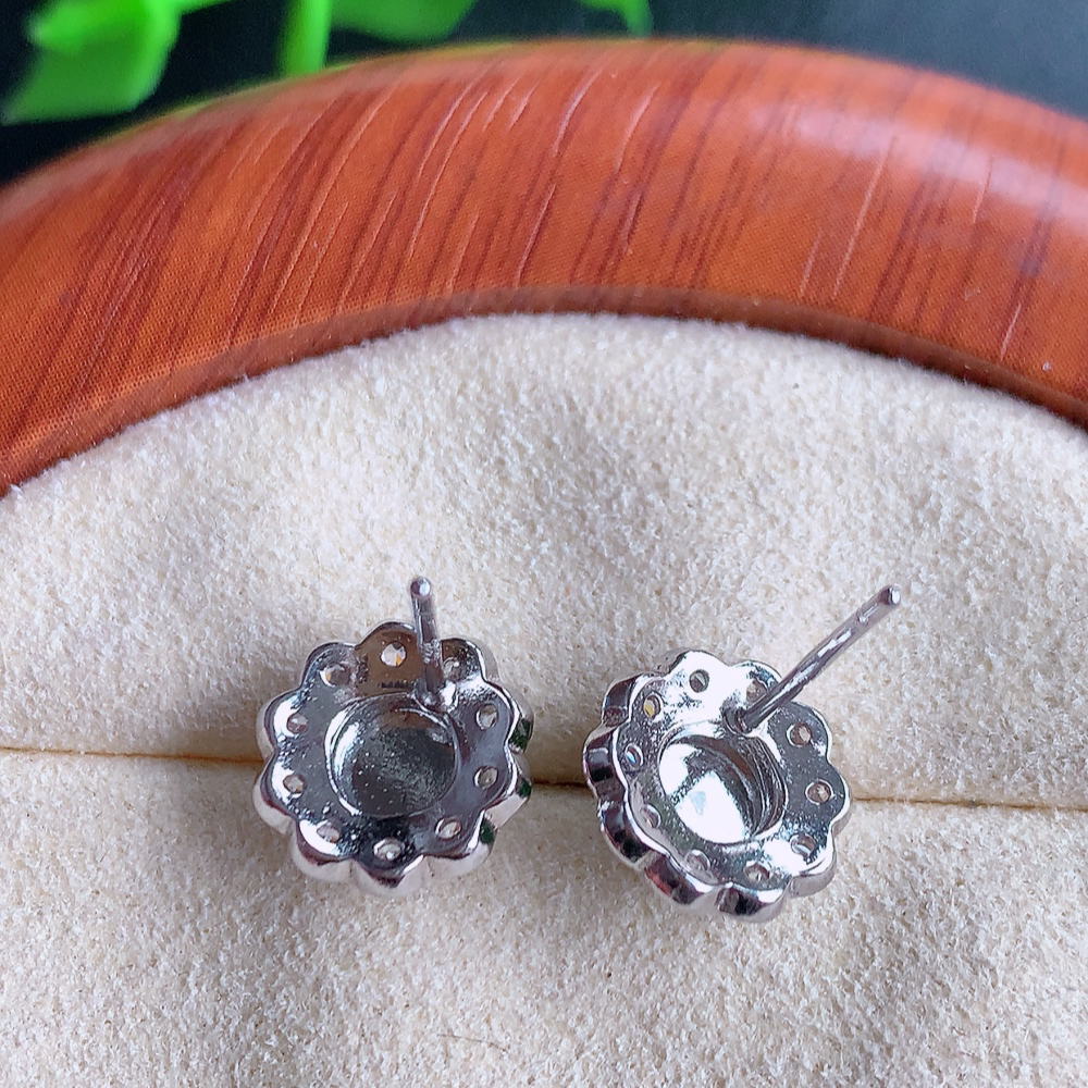 冰透满绿翡翠耳坠，自然光实拍，翠色灵动，颜色漂亮，种老水足，品相佳，佩戴佳品！W481.9  取一尺寸：10-5mm  裸石尺寸：5.5mm