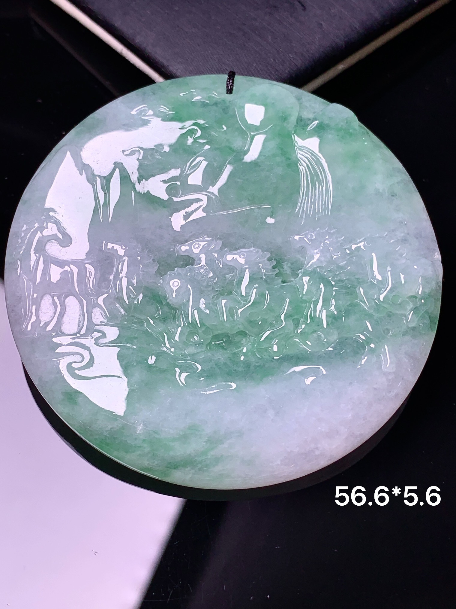 飘绿万马奔腾牌吊坠 玉质细腻 色泽艳丽清新 水润亮眼 整体尺寸56.6*5.6b2