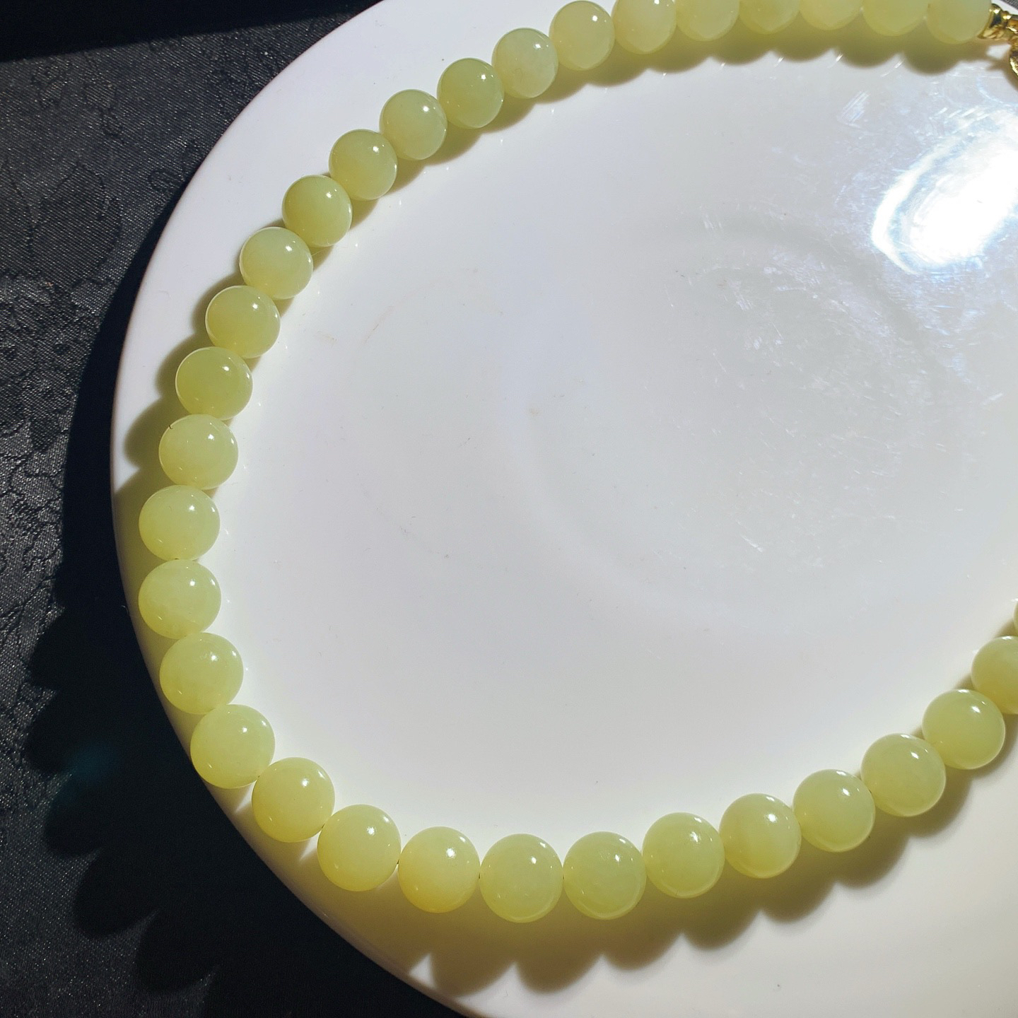 新疆和田玉若羌黄玉圆珠项链！尺寸12重105克 玉质细腻油润 底色纯净 脂粉好，品质好。lt260310